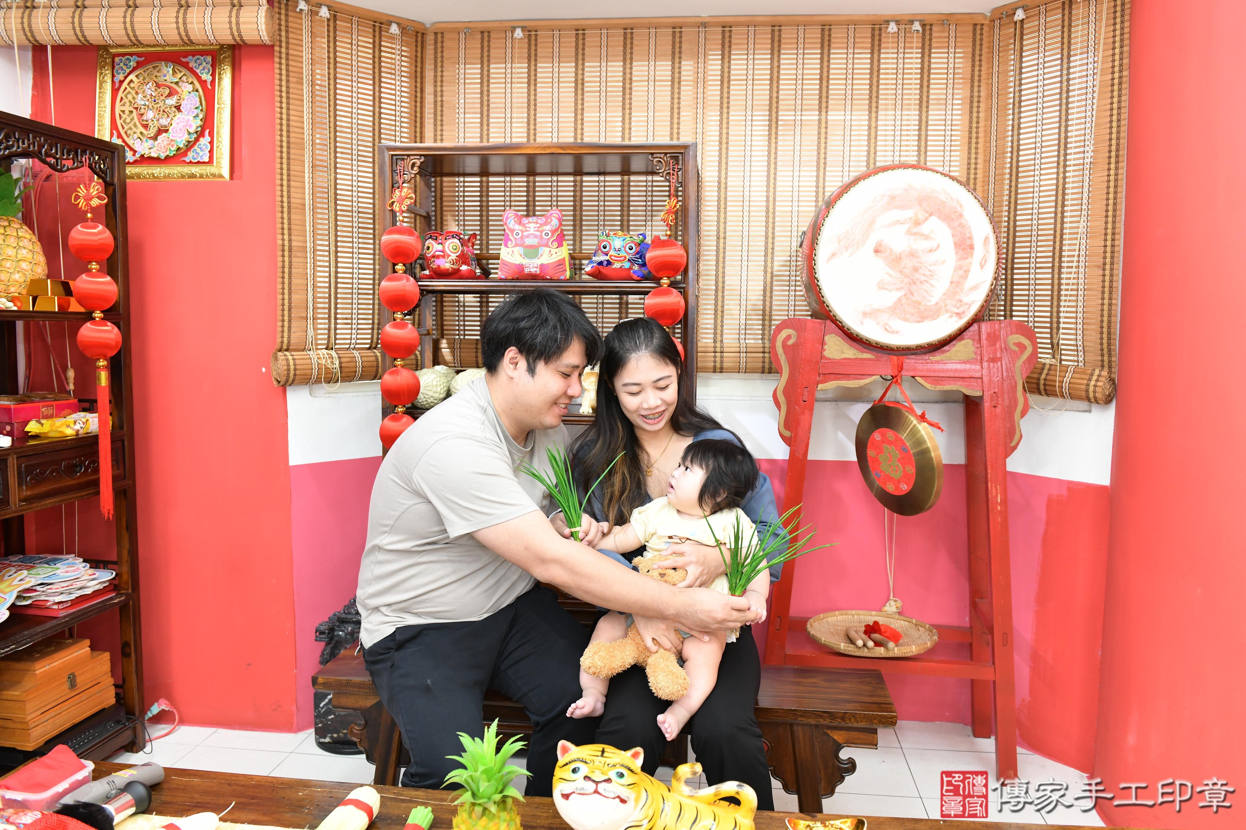傳家手工印章高雄店、抓周、度脺、美式風會場、傳家嬰兒古禮、吉祥話、抓周道具物品24種、拍照。抓周證書。寶寶抓周、滿周歲、生日快樂、祝福 傳家手工印章高雄店、抓周、度脺、美式風會場、傳家嬰兒古禮、吉祥話、抓周道具物品24種、拍照。抓周證書。寶寶抓周、滿周歲、生日快樂、祝福