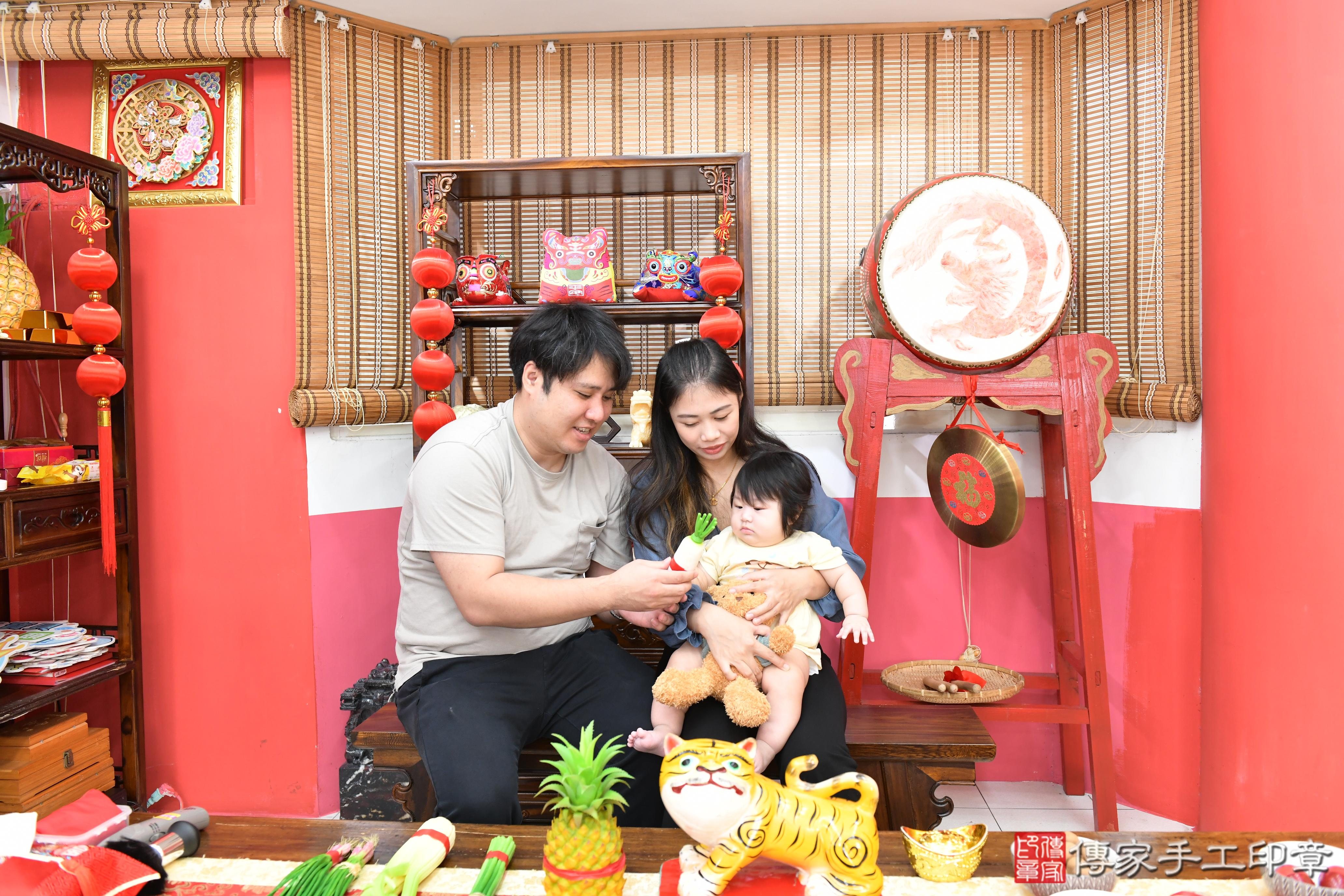傳家手工印章高雄店、抓周、度脺、美式風會場、傳家嬰兒古禮、吉祥話、抓周道具物品24種、拍照。抓周證書。寶寶抓周、滿周歲、生日快樂、祝福 傳家手工印章高雄店、抓周、度脺、美式風會場、傳家嬰兒古禮、吉祥話、抓周道具物品24種、拍照。抓周證書。寶寶抓周、滿周歲、生日快樂、祝福