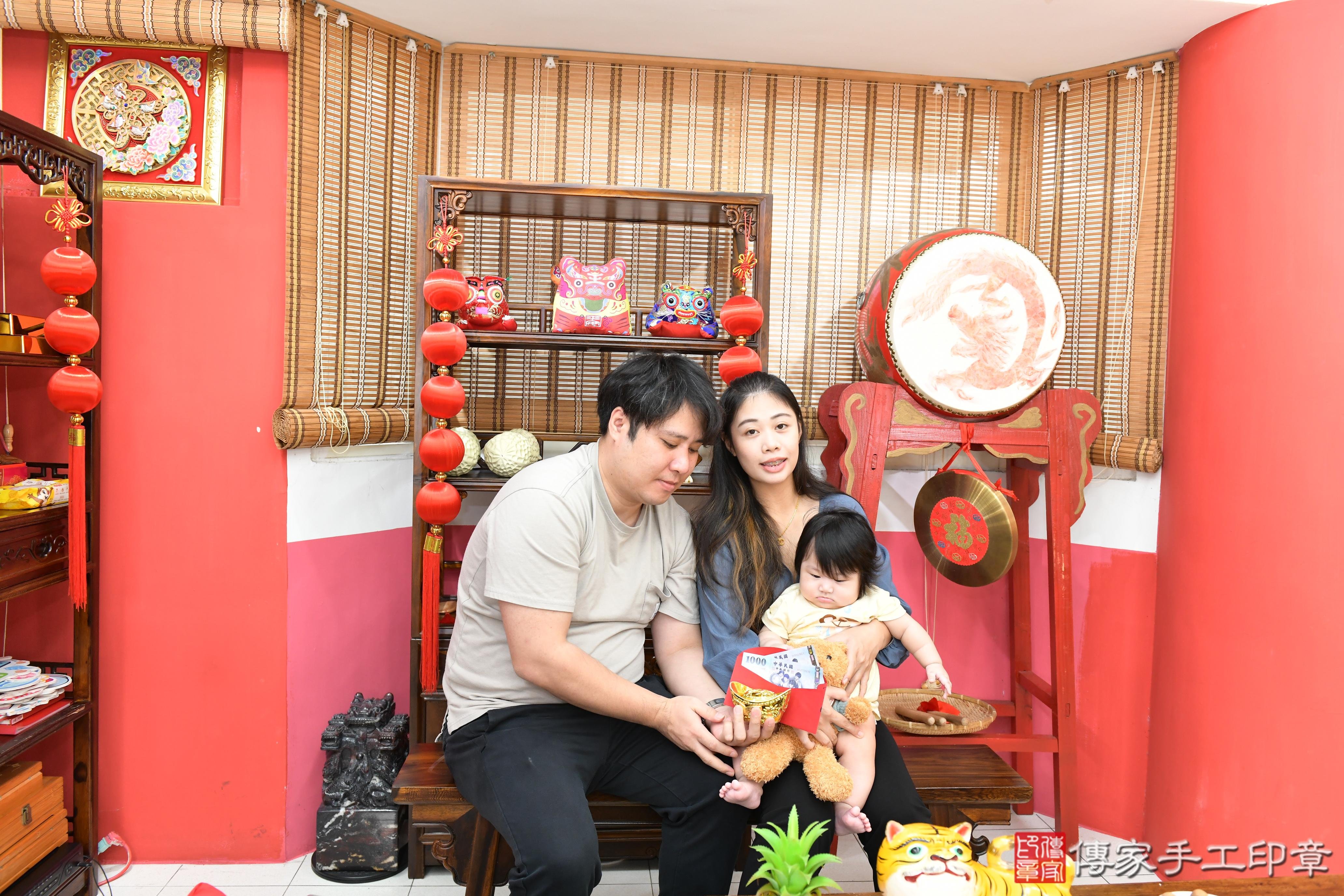 傳家手工印章高雄店、抓周、度脺、美式風會場、傳家嬰兒古禮、吉祥話、抓周道具物品24種、拍照。抓周證書。寶寶抓周、滿周歲、生日快樂、祝福 傳家手工印章高雄店、抓周、度脺、美式風會場、傳家嬰兒古禮、吉祥話、抓周道具物品24種、拍照。抓周證書。寶寶抓周、滿周歲、生日快樂、祝福