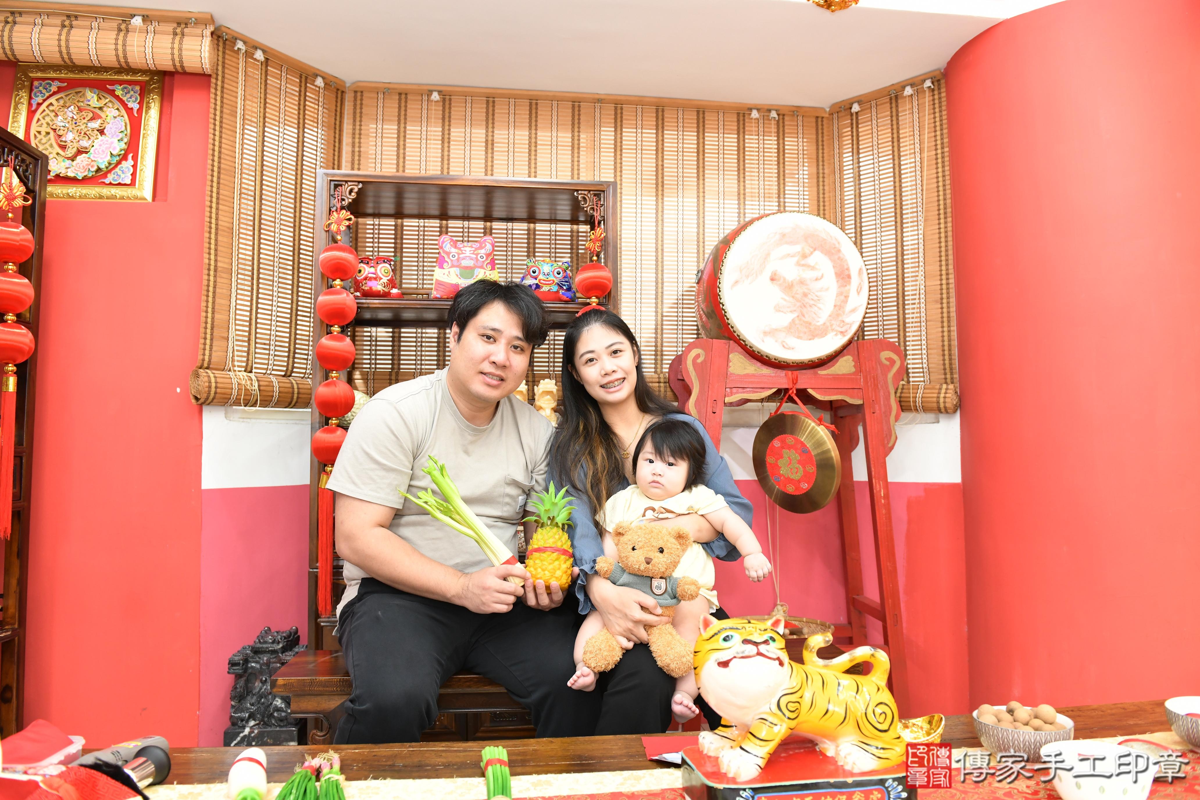 傳家手工印章高雄店、抓周、度脺、美式風會場、傳家嬰兒古禮、吉祥話、抓周道具物品24種、拍照。抓周證書。寶寶抓周、滿周歲、生日快樂、祝福 傳家手工印章高雄店、抓周、度脺、美式風會場、傳家嬰兒古禮、吉祥話、抓周道具物品24種、拍照。抓周證書。寶寶抓周、滿周歲、生日快樂、祝福