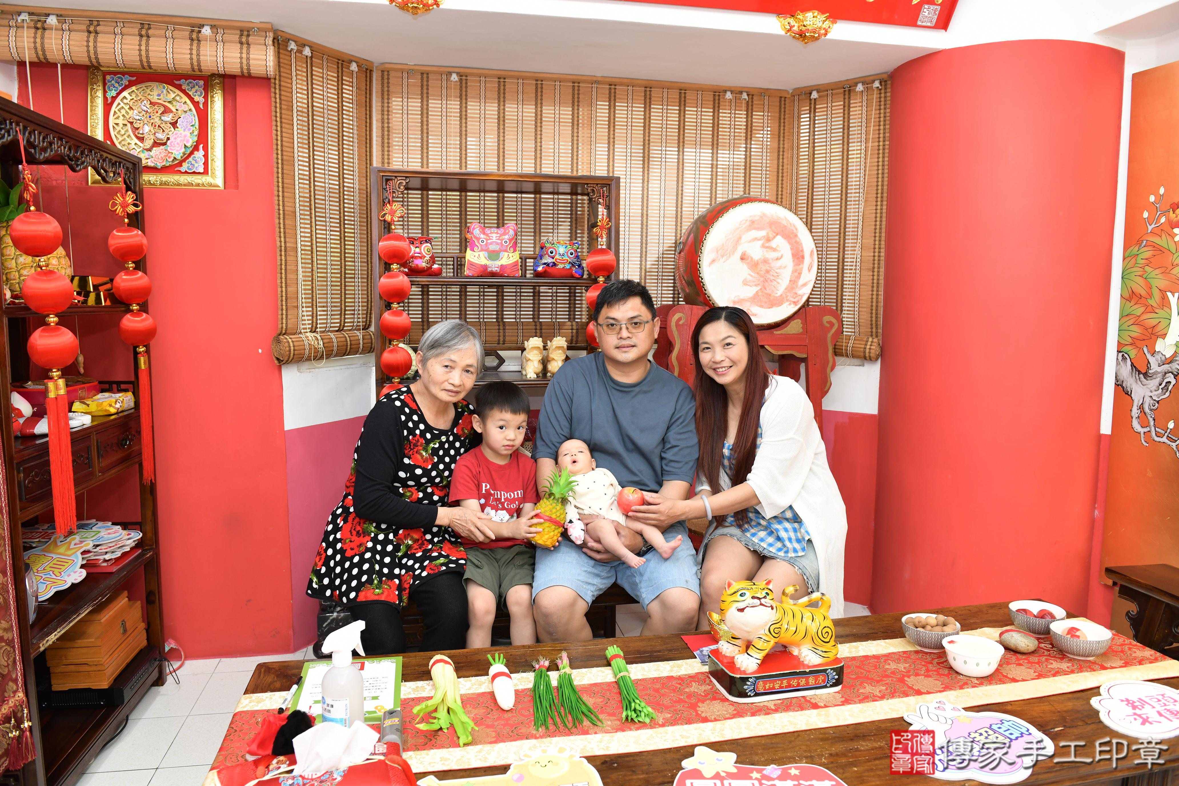 傳家手工印章高雄店、抓周、度脺、美式風會場、傳家嬰兒古禮、吉祥話、抓周道具物品24種、拍照。抓周證書。寶寶抓周、滿周歲、生日快樂、祝福
