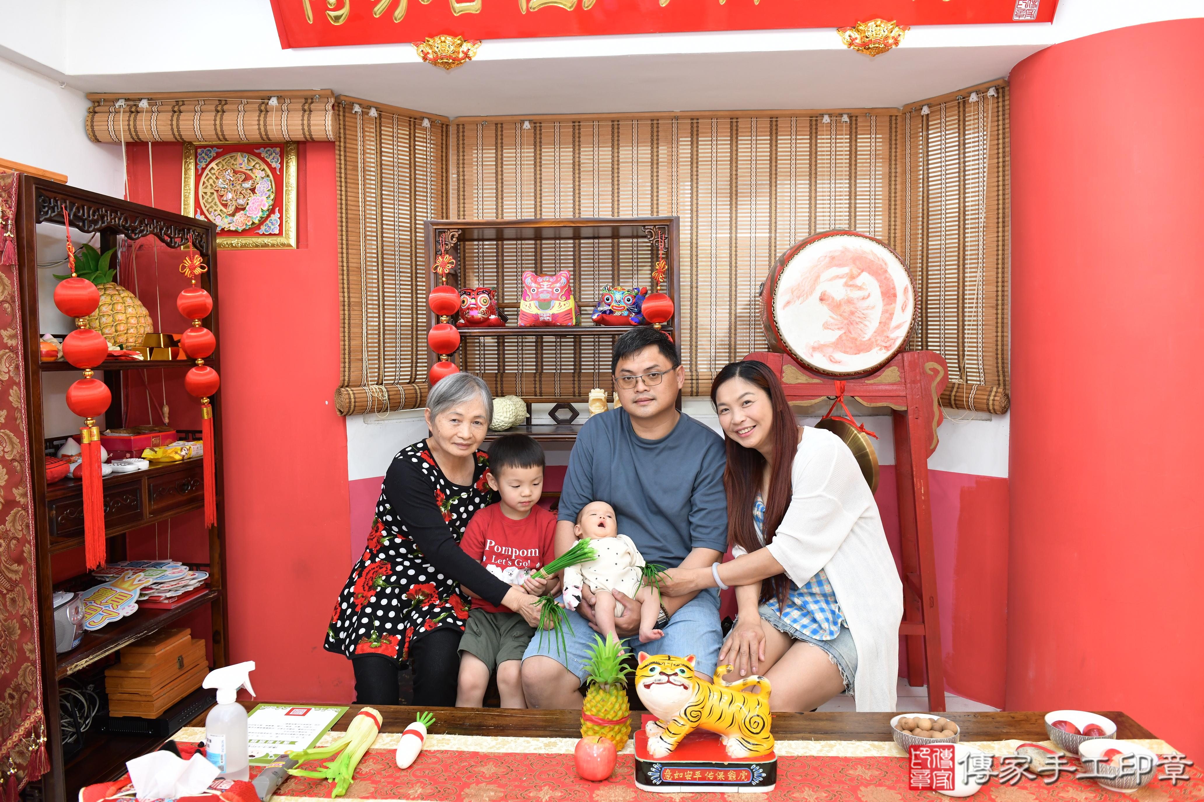 傳家手工印章高雄店、抓周、度脺、美式風會場、傳家嬰兒古禮、吉祥話、抓周道具物品24種、拍照。抓周證書。寶寶抓周、滿周歲、生日快樂、祝福