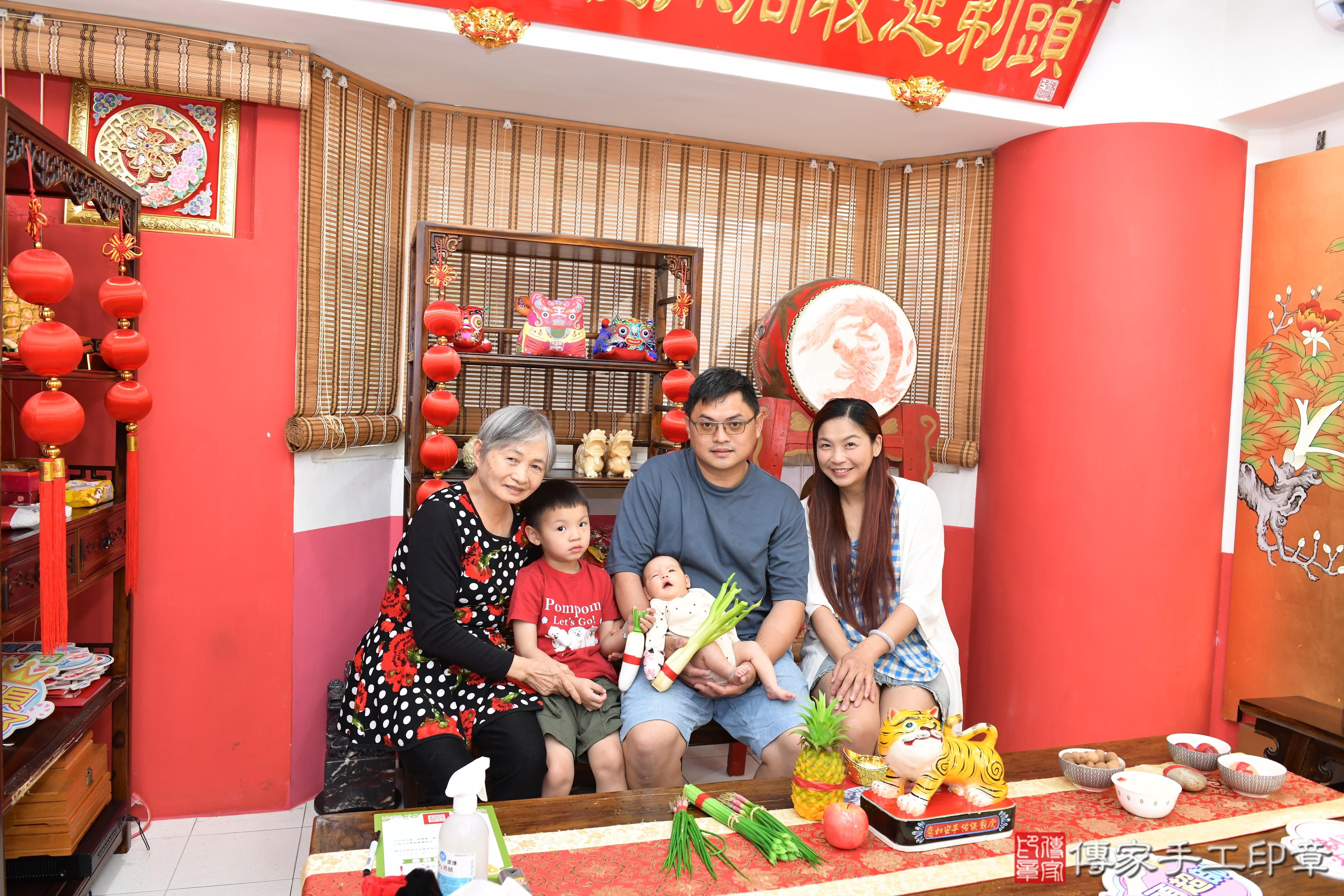 傳家手工印章高雄店、抓周、度脺、美式風會場、傳家嬰兒古禮、吉祥話、抓周道具物品24種、拍照。抓周證書。寶寶抓周、滿周歲、生日快樂、祝福