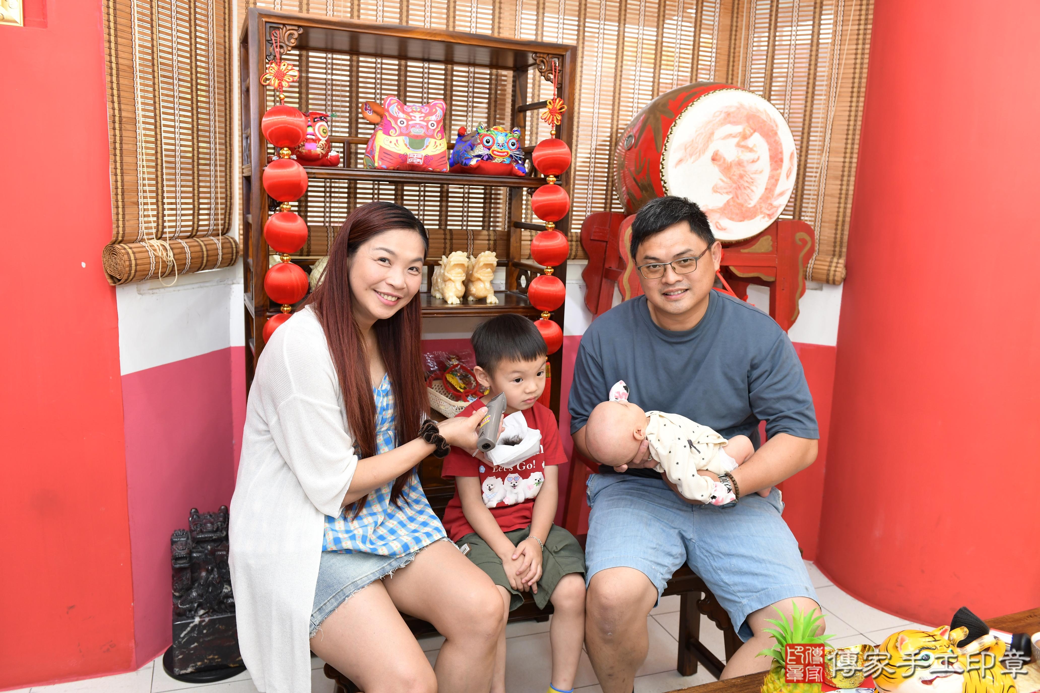 傳家手工印章高雄店、抓周、度脺、美式風會場、傳家嬰兒古禮、吉祥話、抓周道具物品24種、拍照。抓周證書。寶寶抓周、滿周歲、生日快樂、祝福