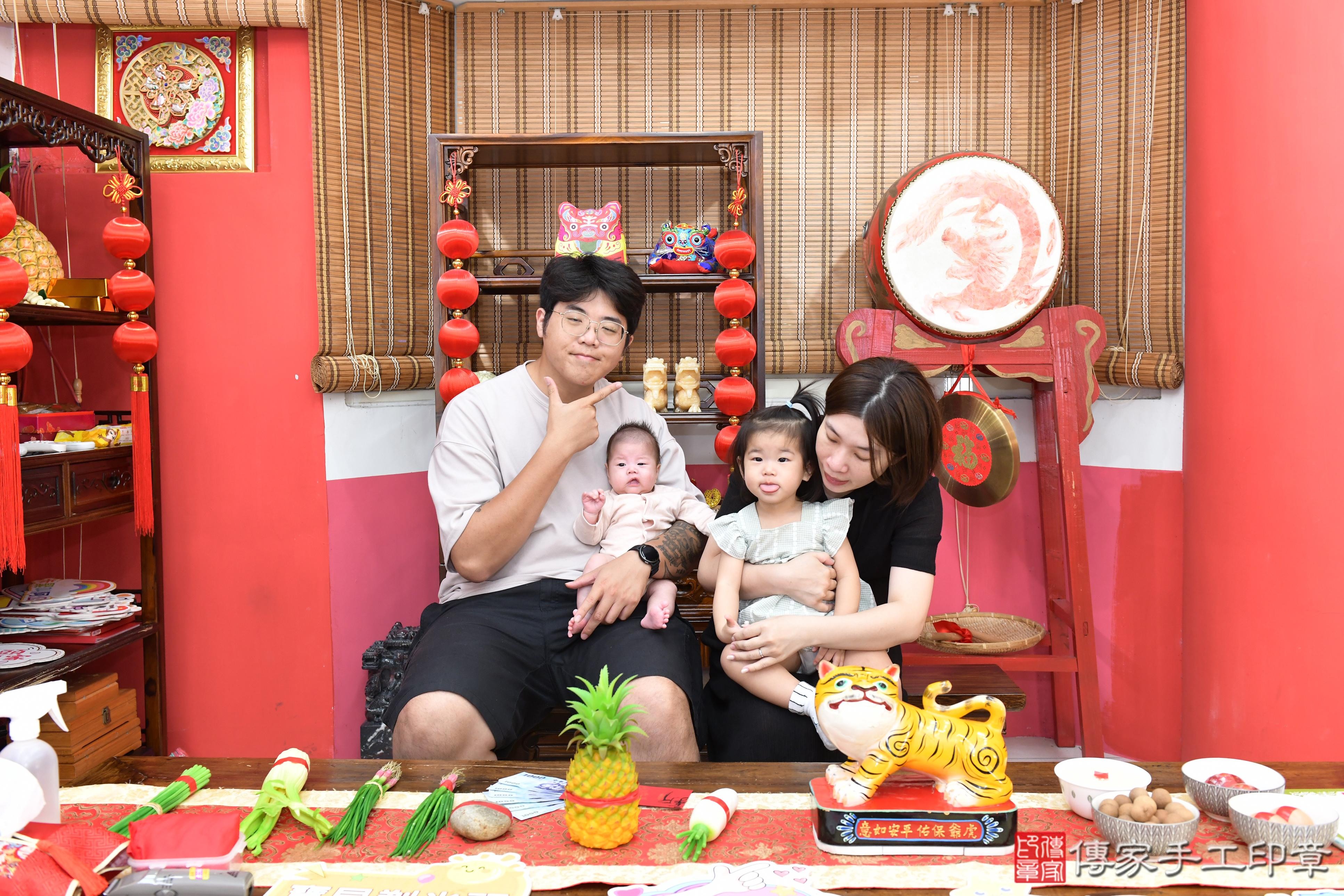 傳家手工印章高雄店、抓周、度脺、美式風會場、傳家嬰兒古禮、吉祥話、抓周道具物品24種、拍照。抓周證書。寶寶抓周、滿周歲、生日快樂、祝福 傳家手工印章高雄店、抓周、度脺、美式風會場、傳家嬰兒古禮、吉祥話、抓周道具物品24種、拍照。抓周證書。寶寶抓周、滿周歲、生日快樂、祝福