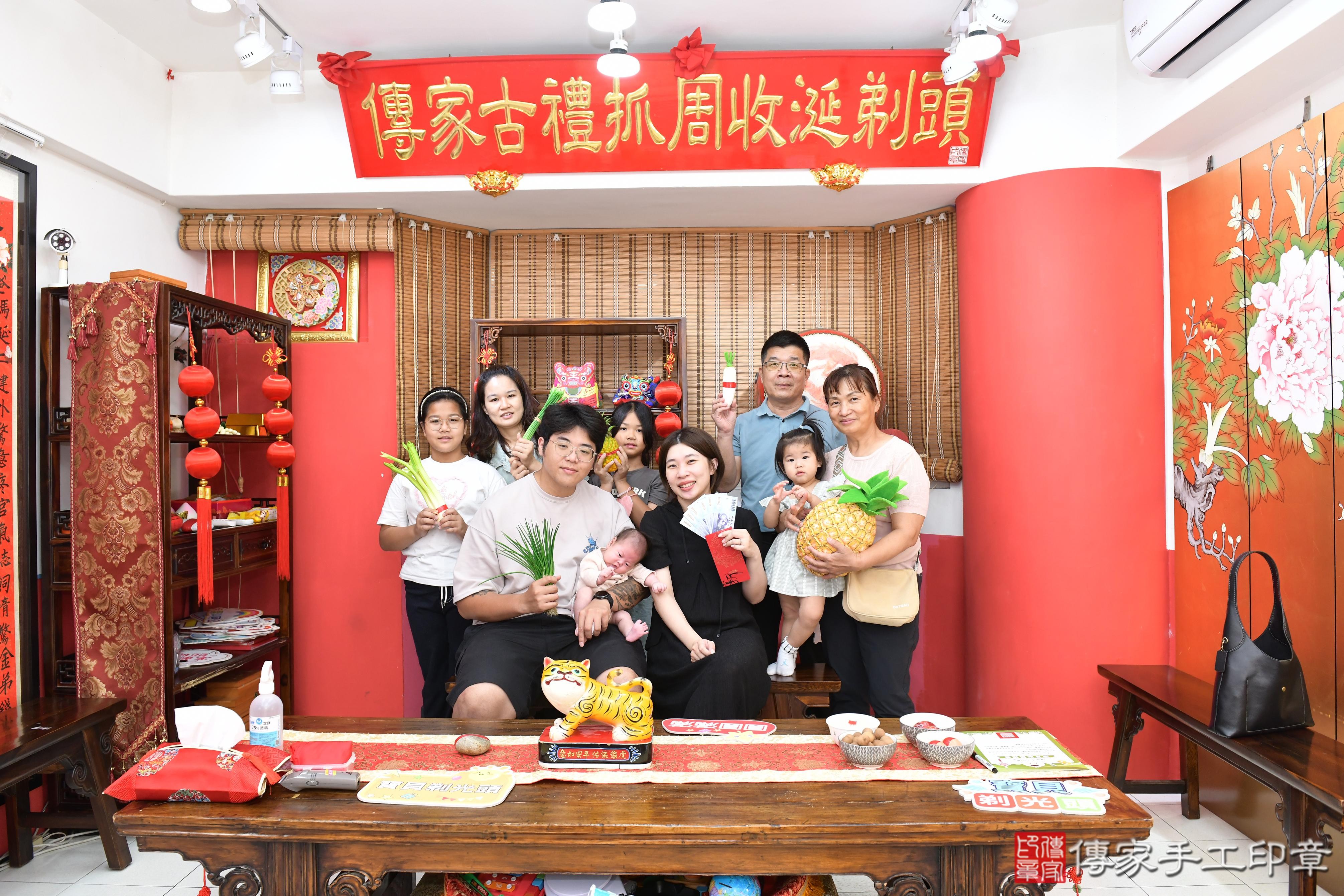 傳家手工印章高雄店、抓周、度脺、美式風會場、傳家嬰兒古禮、吉祥話、抓周道具物品24種、拍照。抓周證書。寶寶抓周、滿周歲、生日快樂、祝福 傳家手工印章高雄店、抓周、度脺、美式風會場、傳家嬰兒古禮、吉祥話、抓周道具物品24種、拍照。抓周證書。寶寶抓周、滿周歲、生日快樂、祝福
