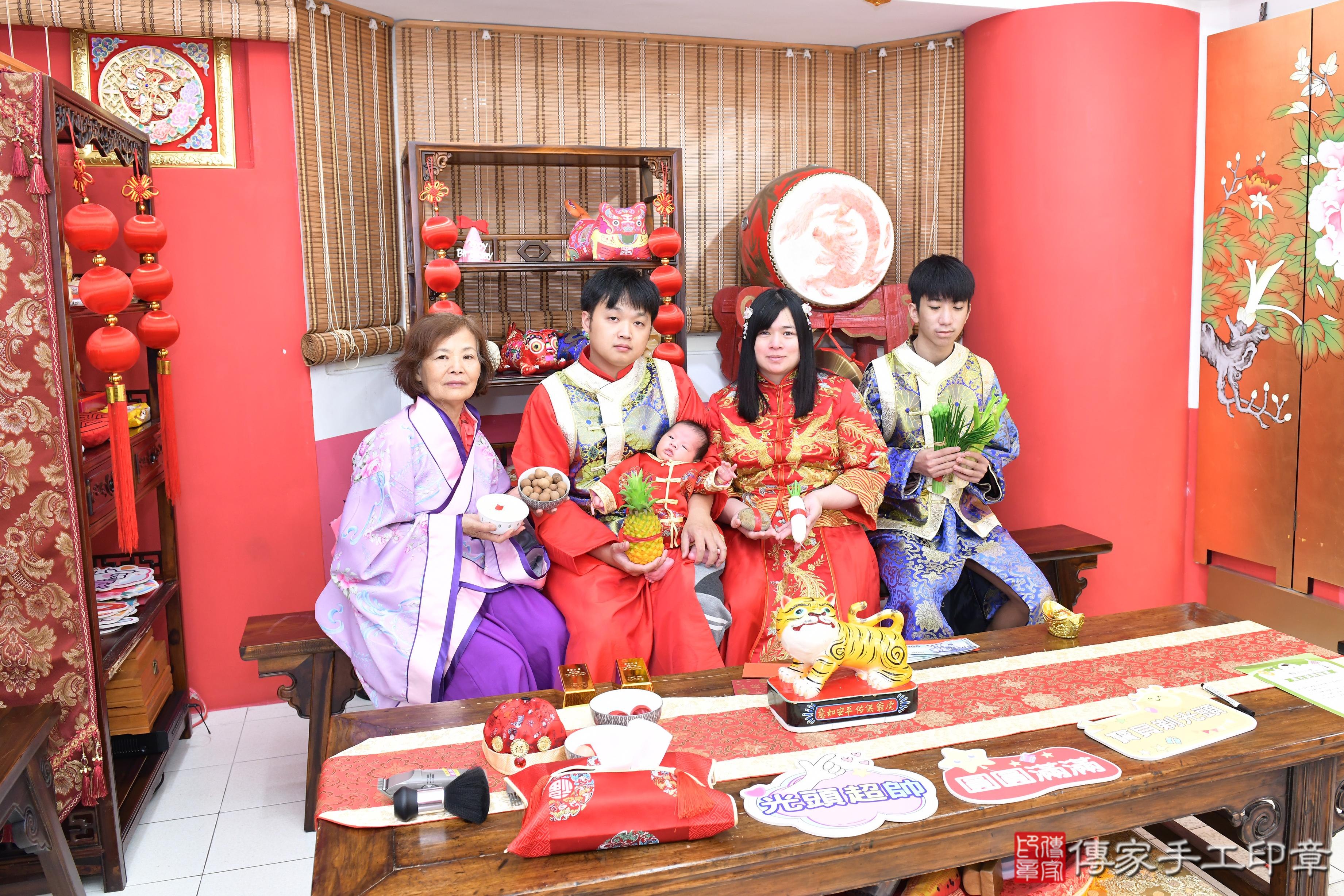 傳家手工印章高雄店、抓周、度脺、美式風會場、傳家嬰兒古禮、吉祥話、抓周道具物品24種、拍照。抓周證書。寶寶抓周、滿周歲、生日快樂、祝福 傳家手工印章高雄店、抓周、度脺、美式風會場、傳家嬰兒古禮、吉祥話、抓周道具物品24種、拍照。抓周證書。寶寶抓周、滿周歲、生日快樂、祝福