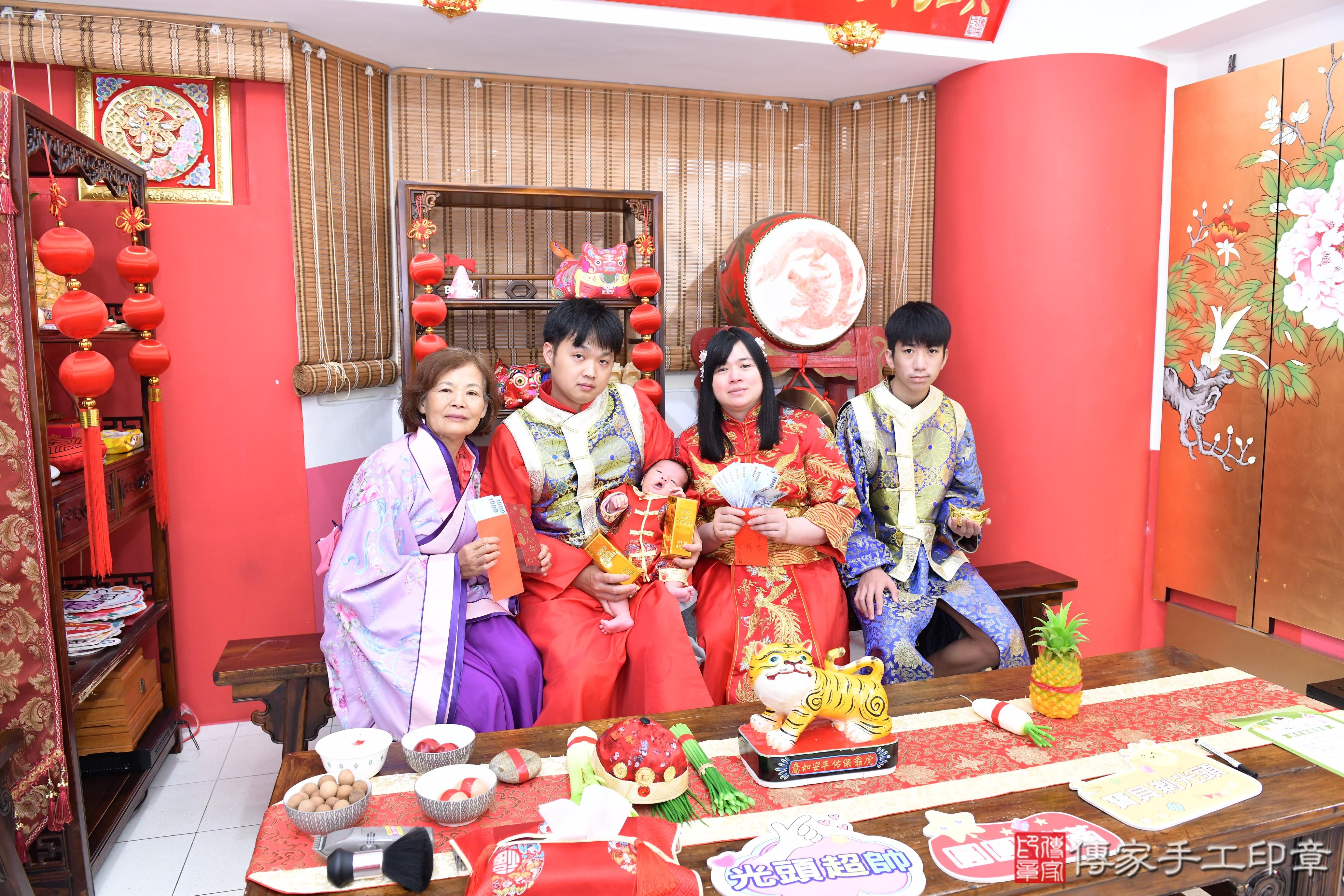 傳家手工印章高雄店、抓周、度脺、美式風會場、傳家嬰兒古禮、吉祥話、抓周道具物品24種、拍照。抓周證書。寶寶抓周、滿周歲、生日快樂、祝福 傳家手工印章高雄店、抓周、度脺、美式風會場、傳家嬰兒古禮、吉祥話、抓周道具物品24種、拍照。抓周證書。寶寶抓周、滿周歲、生日快樂、祝福