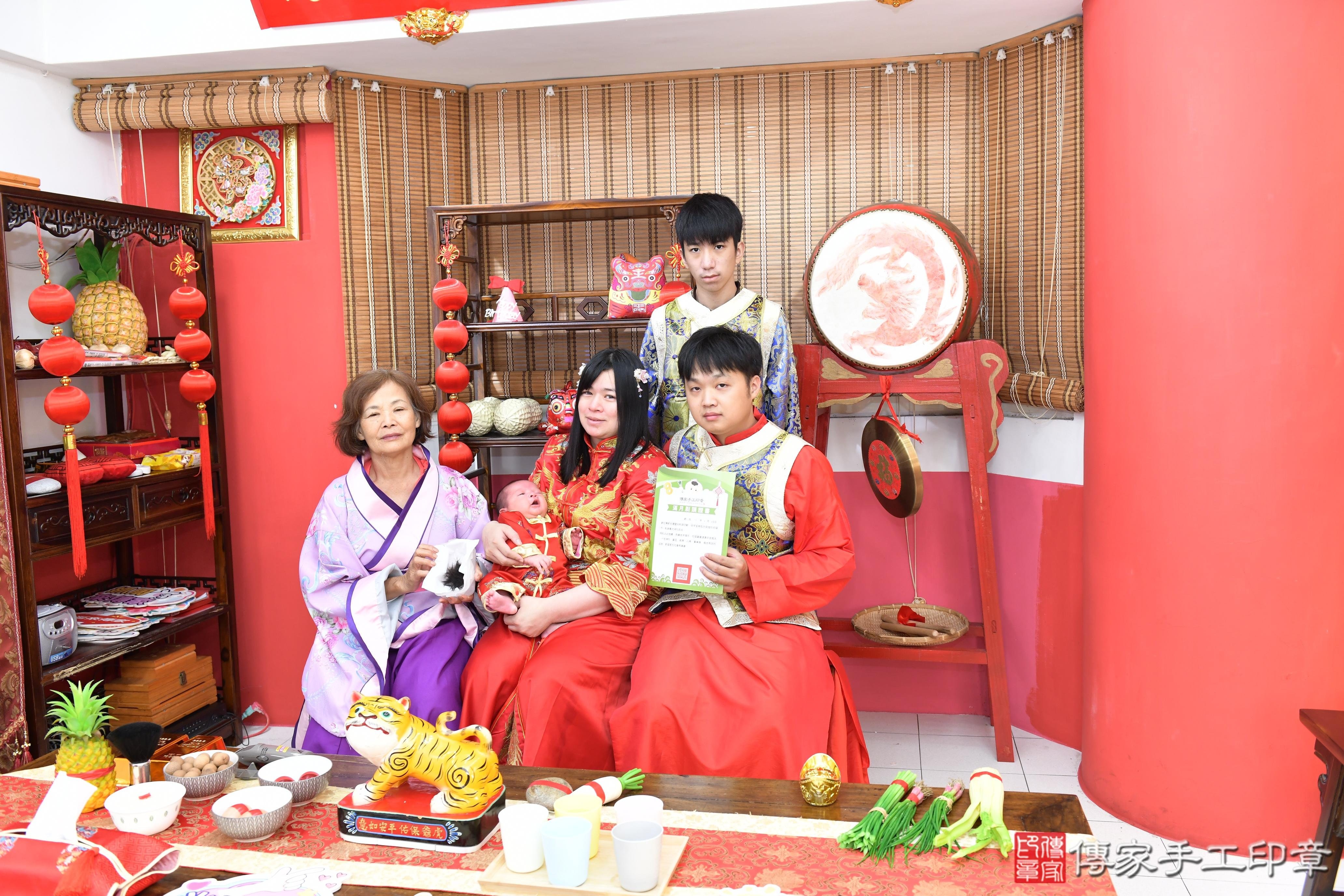 傳家手工印章高雄店、抓周、度脺、美式風會場、傳家嬰兒古禮、吉祥話、抓周道具物品24種、拍照。抓周證書。寶寶抓周、滿周歲、生日快樂、祝福 傳家手工印章高雄店、抓周、度脺、美式風會場、傳家嬰兒古禮、吉祥話、抓周道具物品24種、拍照。抓周證書。寶寶抓周、滿周歲、生日快樂、祝福