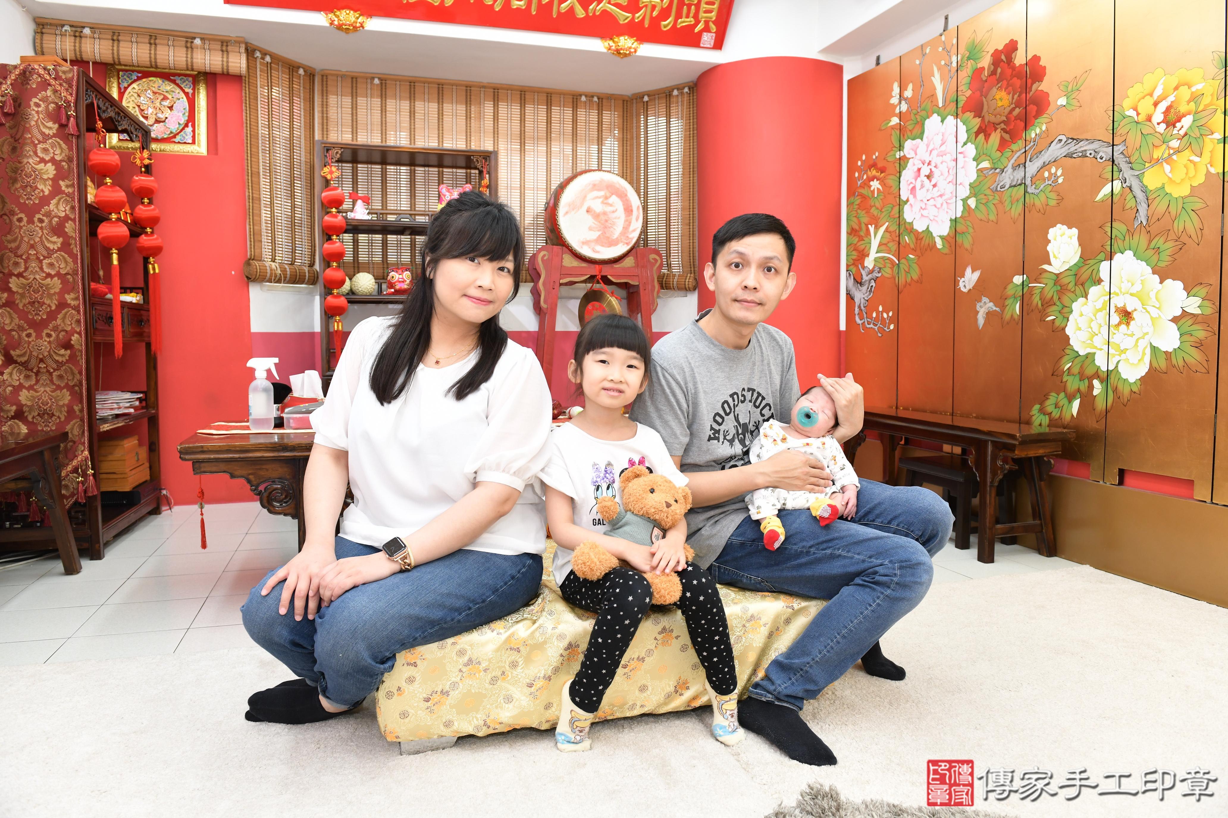 傳家手工印章高雄店、抓周、度脺、美式風會場、傳家嬰兒古禮、吉祥話、抓周道具物品24種、拍照。抓周證書。寶寶抓周、滿周歲、生日快樂、祝福 傳家手工印章高雄店、抓周、度脺、美式風會場、傳家嬰兒古禮、吉祥話、抓周道具物品24種、拍照。抓周證書。寶寶抓周、滿周歲、生日快樂、祝福