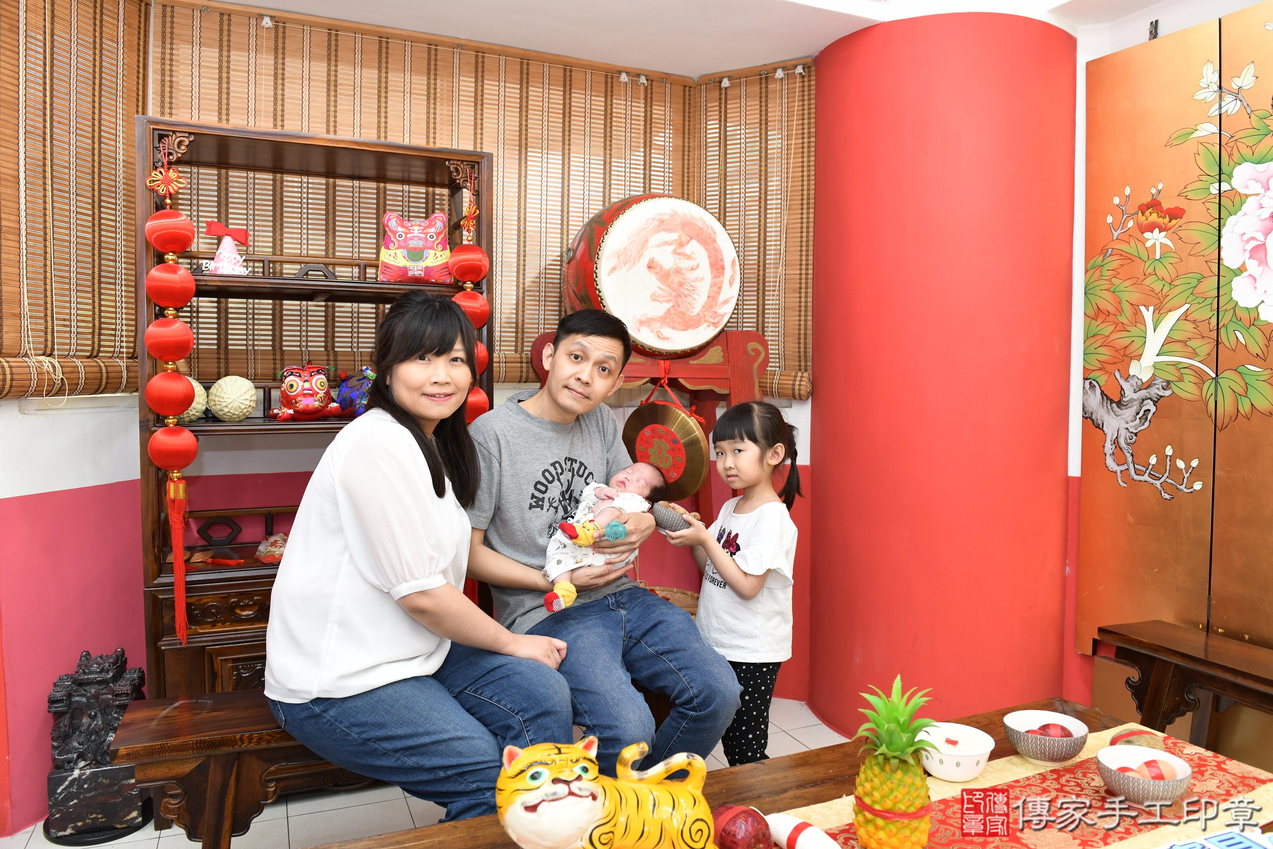 傳家手工印章高雄店、抓周、度脺、美式風會場、傳家嬰兒古禮、吉祥話、抓周道具物品24種、拍照。抓周證書。寶寶抓周、滿周歲、生日快樂、祝福 傳家手工印章高雄店、抓周、度脺、美式風會場、傳家嬰兒古禮、吉祥話、抓周道具物品24種、拍照。抓周證書。寶寶抓周、滿周歲、生日快樂、祝福