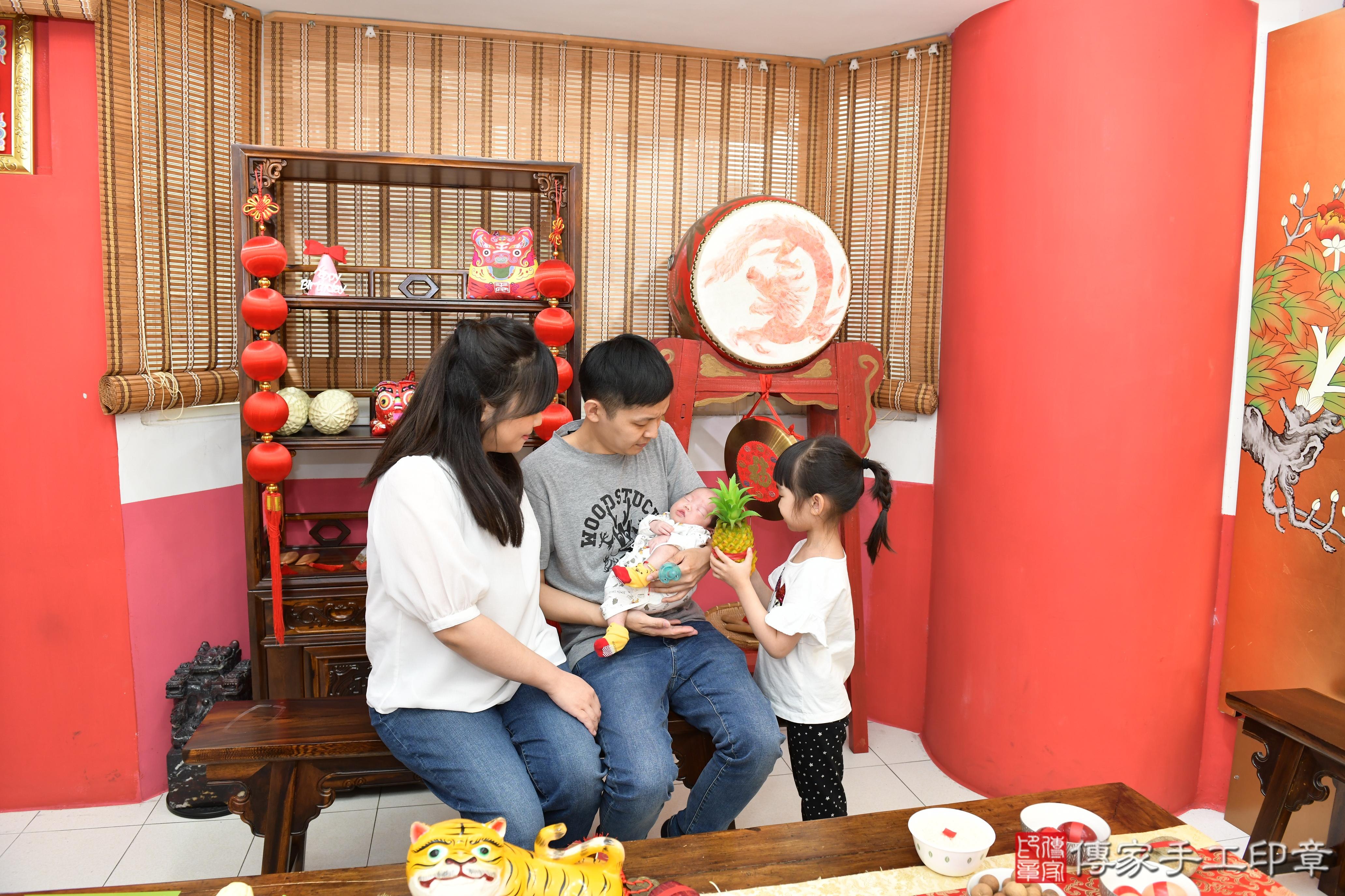 傳家手工印章高雄店、抓周、度脺、美式風會場、傳家嬰兒古禮、吉祥話、抓周道具物品24種、拍照。抓周證書。寶寶抓周、滿周歲、生日快樂、祝福 傳家手工印章高雄店、抓周、度脺、美式風會場、傳家嬰兒古禮、吉祥話、抓周道具物品24種、拍照。抓周證書。寶寶抓周、滿周歲、生日快樂、祝福