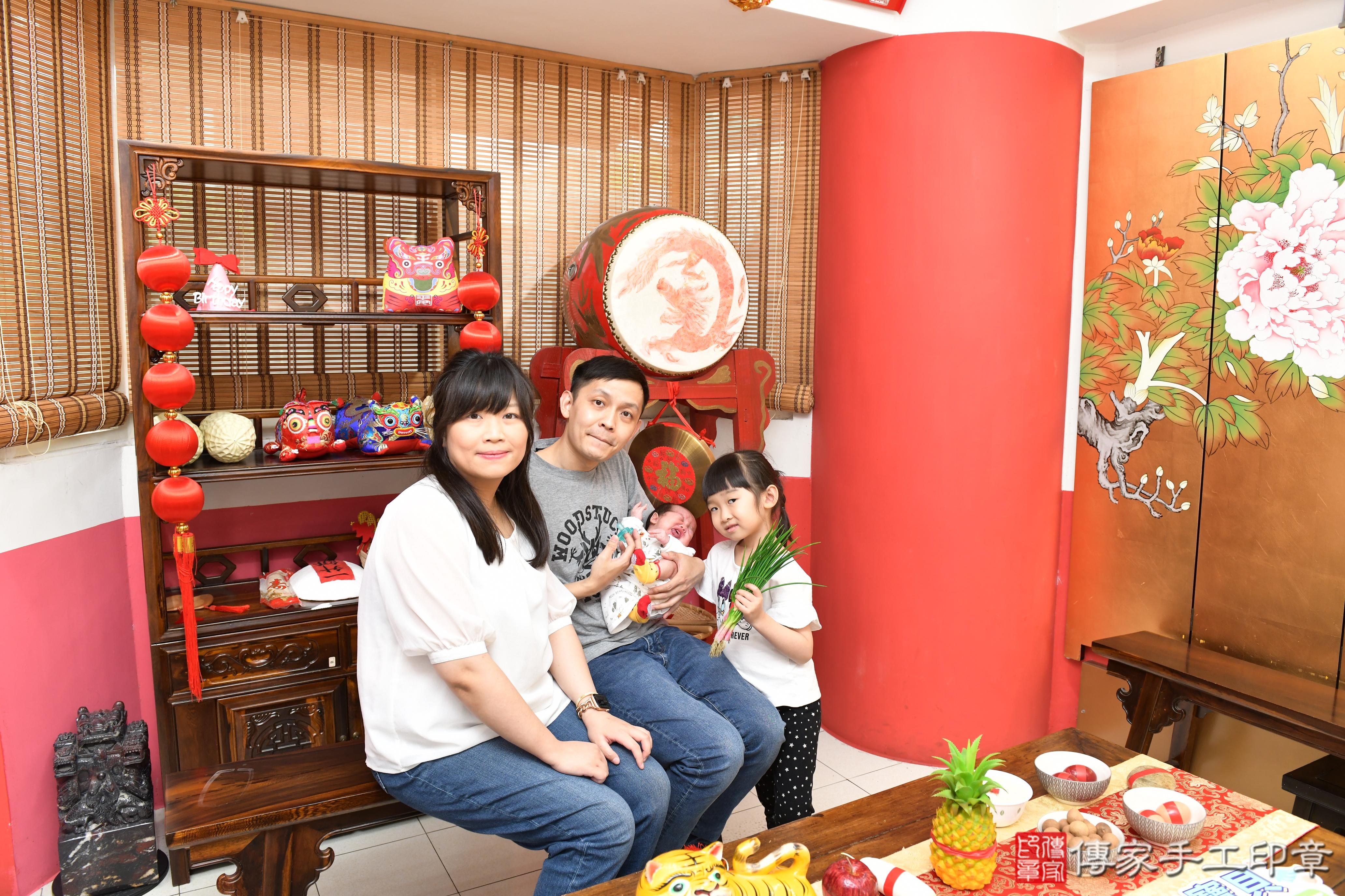 傳家手工印章高雄店、抓周、度脺、美式風會場、傳家嬰兒古禮、吉祥話、抓周道具物品24種、拍照。抓周證書。寶寶抓周、滿周歲、生日快樂、祝福 傳家手工印章高雄店、抓周、度脺、美式風會場、傳家嬰兒古禮、吉祥話、抓周道具物品24種、拍照。抓周證書。寶寶抓周、滿周歲、生日快樂、祝福