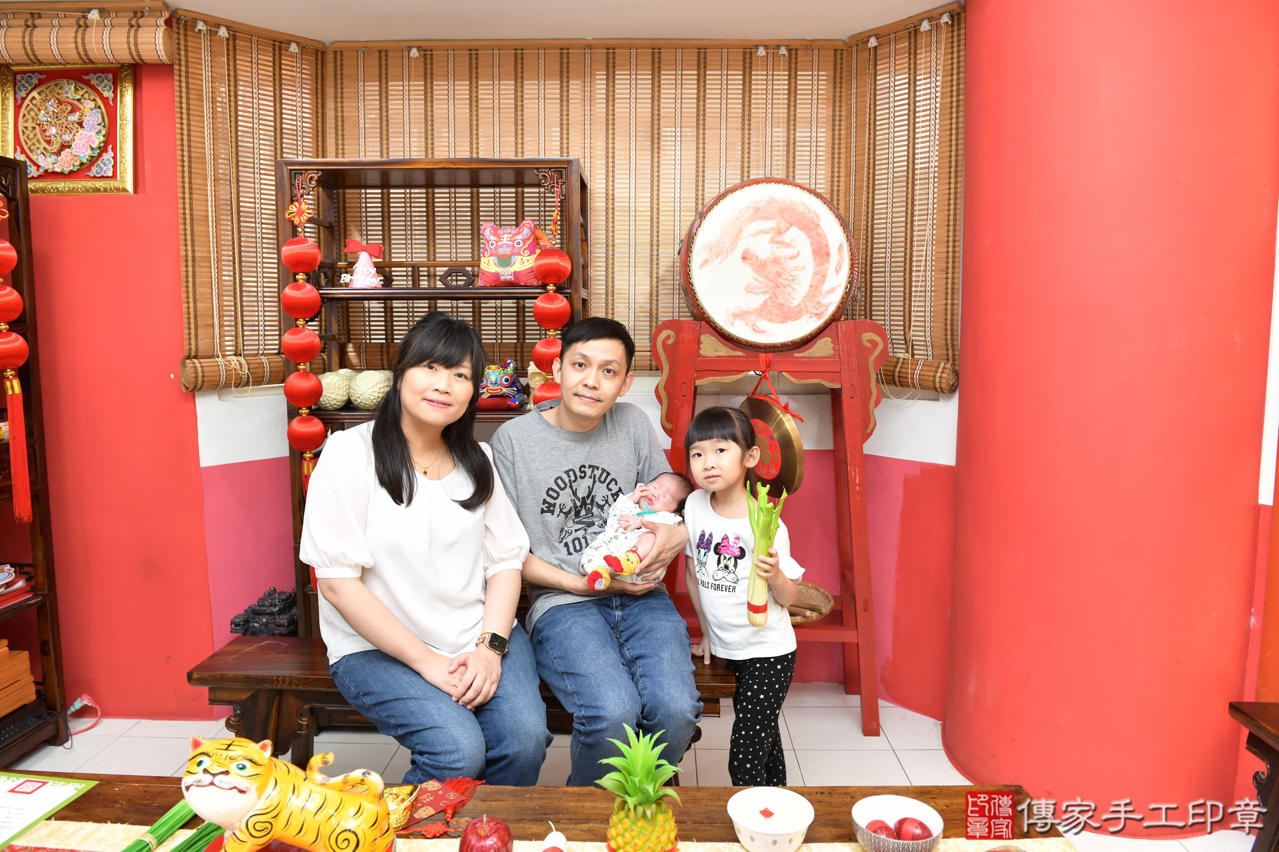 傳家手工印章高雄店、抓周、度脺、美式風會場、傳家嬰兒古禮、吉祥話、抓周道具物品24種、拍照。抓周證書。寶寶抓周、滿周歲、生日快樂、祝福 傳家手工印章高雄店、抓周、度脺、美式風會場、傳家嬰兒古禮、吉祥話、抓周道具物品24種、拍照。抓周證書。寶寶抓周、滿周歲、生日快樂、祝福