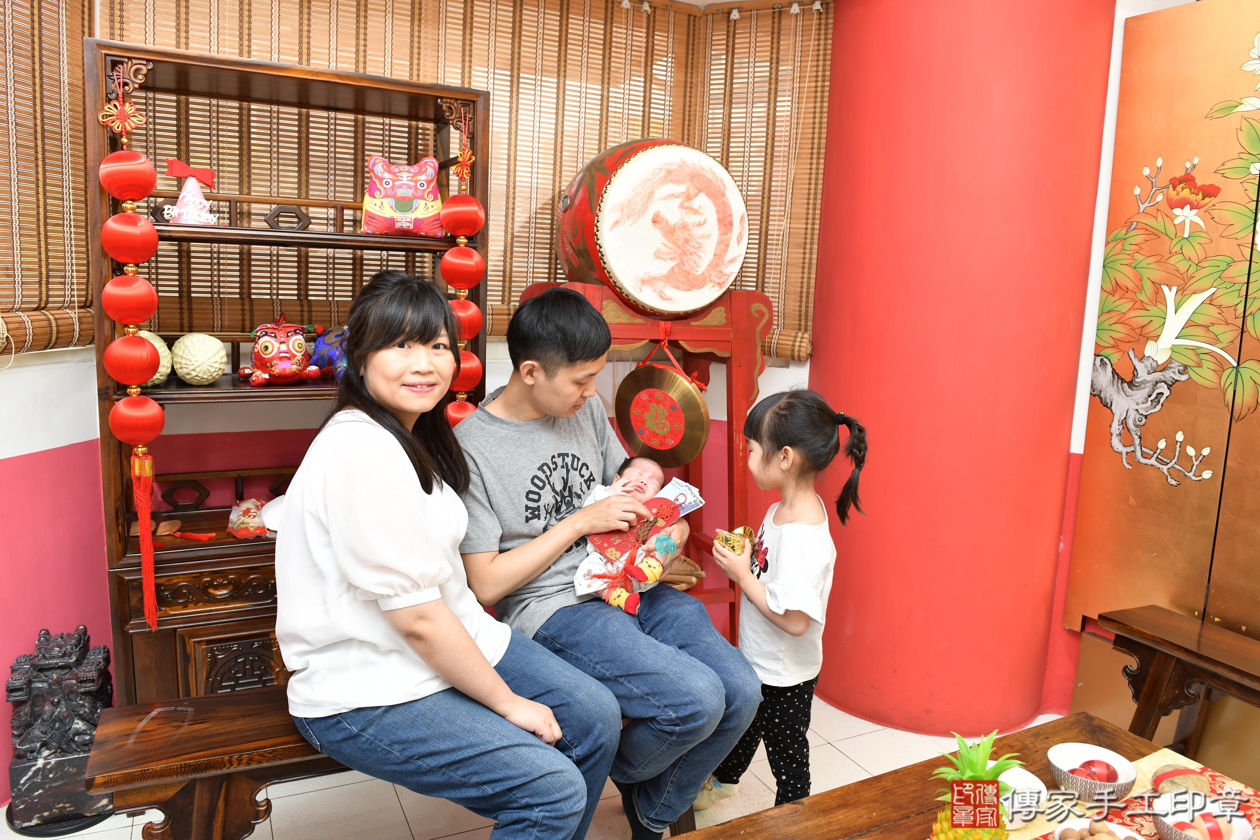 傳家手工印章高雄店、抓周、度脺、美式風會場、傳家嬰兒古禮、吉祥話、抓周道具物品24種、拍照。抓周證書。寶寶抓周、滿周歲、生日快樂、祝福 傳家手工印章高雄店、抓周、度脺、美式風會場、傳家嬰兒古禮、吉祥話、抓周道具物品24種、拍照。抓周證書。寶寶抓周、滿周歲、生日快樂、祝福