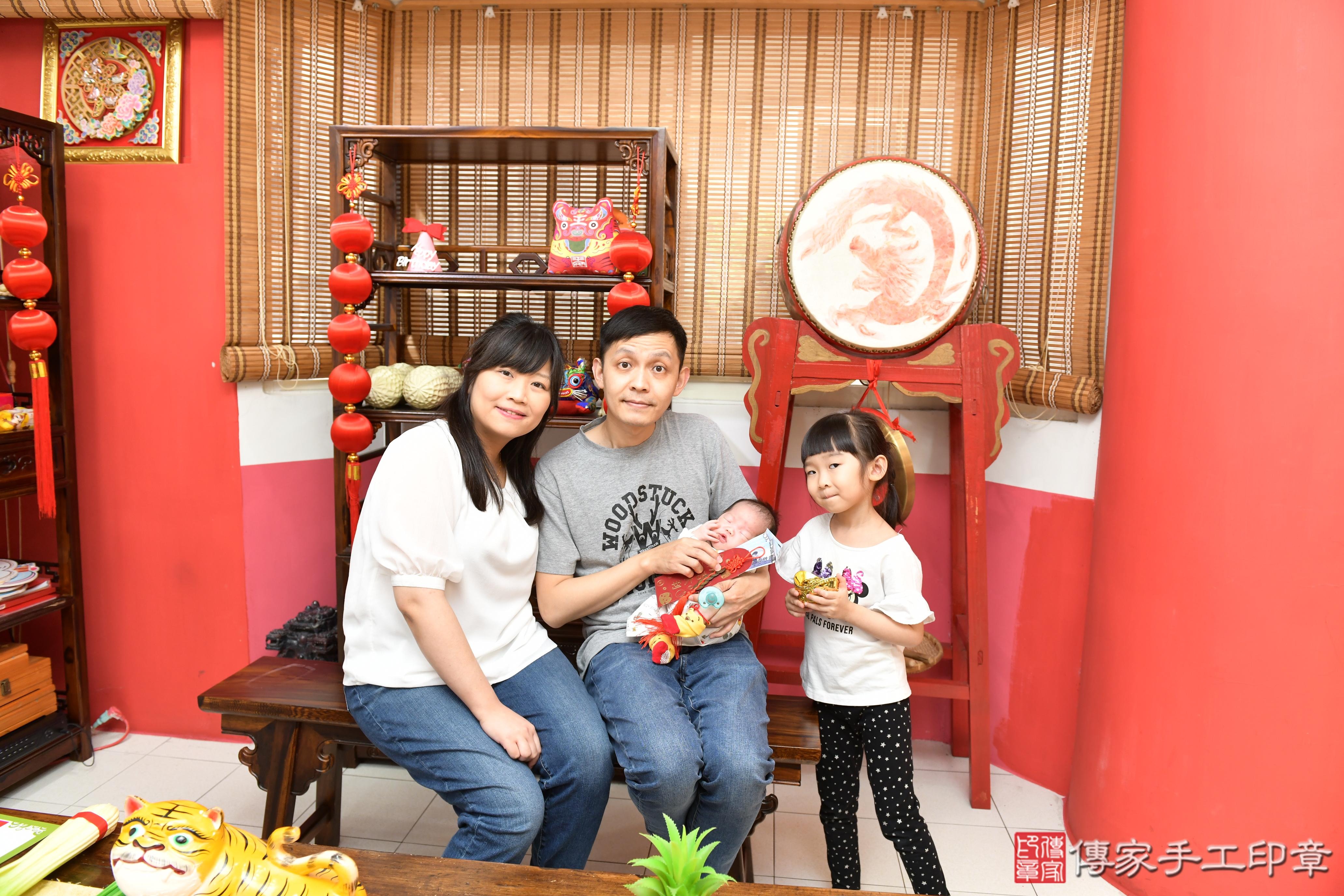 傳家手工印章高雄店、抓周、度脺、美式風會場、傳家嬰兒古禮、吉祥話、抓周道具物品24種、拍照。抓周證書。寶寶抓周、滿周歲、生日快樂、祝福 傳家手工印章高雄店、抓周、度脺、美式風會場、傳家嬰兒古禮、吉祥話、抓周道具物品24種、拍照。抓周證書。寶寶抓周、滿周歲、生日快樂、祝福