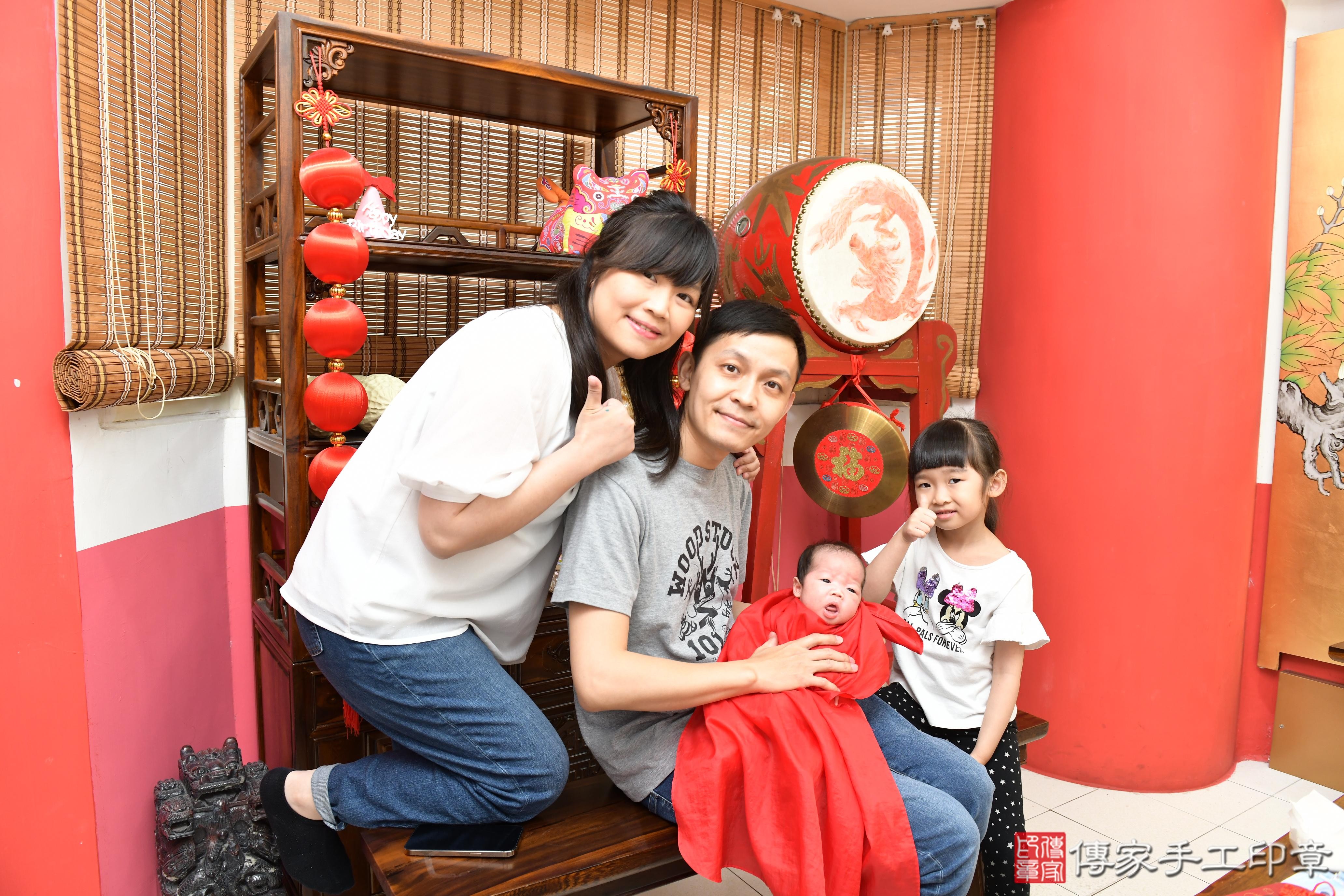 傳家手工印章高雄店、抓周、度脺、美式風會場、傳家嬰兒古禮、吉祥話、抓周道具物品24種、拍照。抓周證書。寶寶抓周、滿周歲、生日快樂、祝福 傳家手工印章高雄店、抓周、度脺、美式風會場、傳家嬰兒古禮、吉祥話、抓周道具物品24種、拍照。抓周證書。寶寶抓周、滿周歲、生日快樂、祝福