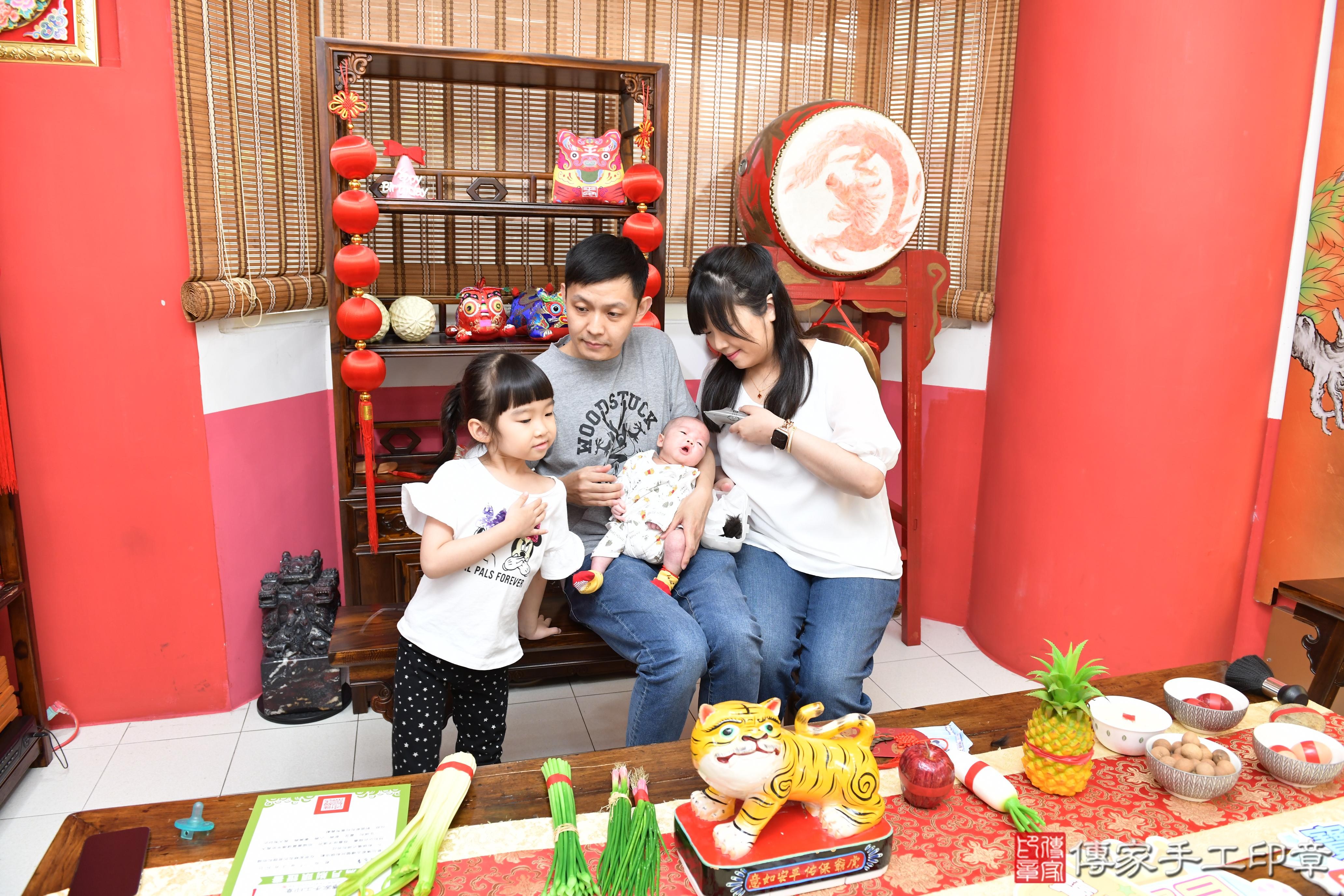 傳家手工印章高雄店、抓周、度脺、美式風會場、傳家嬰兒古禮、吉祥話、抓周道具物品24種、拍照。抓周證書。寶寶抓周、滿周歲、生日快樂、祝福 傳家手工印章高雄店、抓周、度脺、美式風會場、傳家嬰兒古禮、吉祥話、抓周道具物品24種、拍照。抓周證書。寶寶抓周、滿周歲、生日快樂、祝福