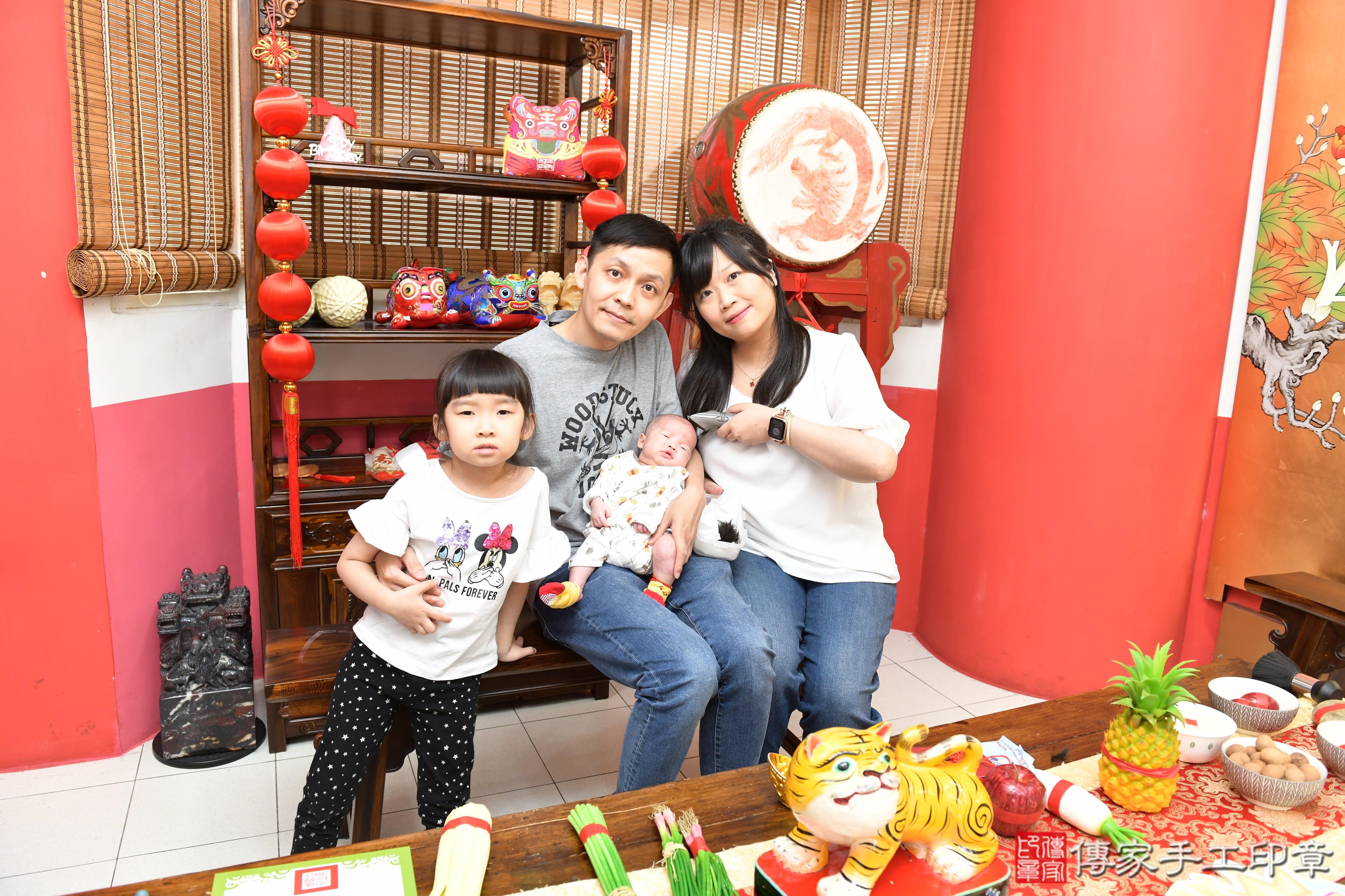 傳家手工印章高雄店、抓周、度脺、美式風會場、傳家嬰兒古禮、吉祥話、抓周道具物品24種、拍照。抓周證書。寶寶抓周、滿周歲、生日快樂、祝福 傳家手工印章高雄店、抓周、度脺、美式風會場、傳家嬰兒古禮、吉祥話、抓周道具物品24種、拍照。抓周證書。寶寶抓周、滿周歲、生日快樂、祝福