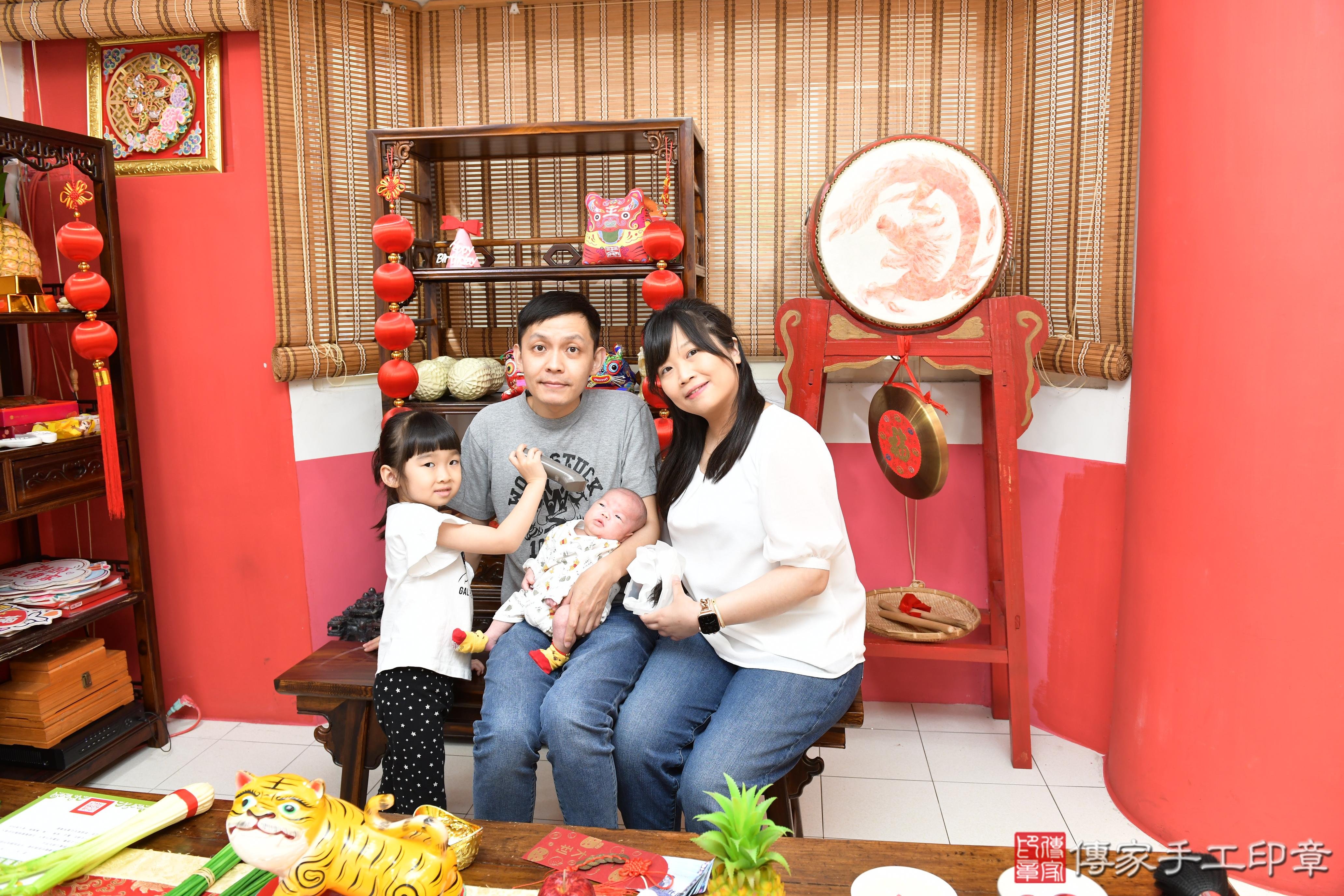 傳家手工印章高雄店、抓周、度脺、美式風會場、傳家嬰兒古禮、吉祥話、抓周道具物品24種、拍照。抓周證書。寶寶抓周、滿周歲、生日快樂、祝福 傳家手工印章高雄店、抓周、度脺、美式風會場、傳家嬰兒古禮、吉祥話、抓周道具物品24種、拍照。抓周證書。寶寶抓周、滿周歲、生日快樂、祝福