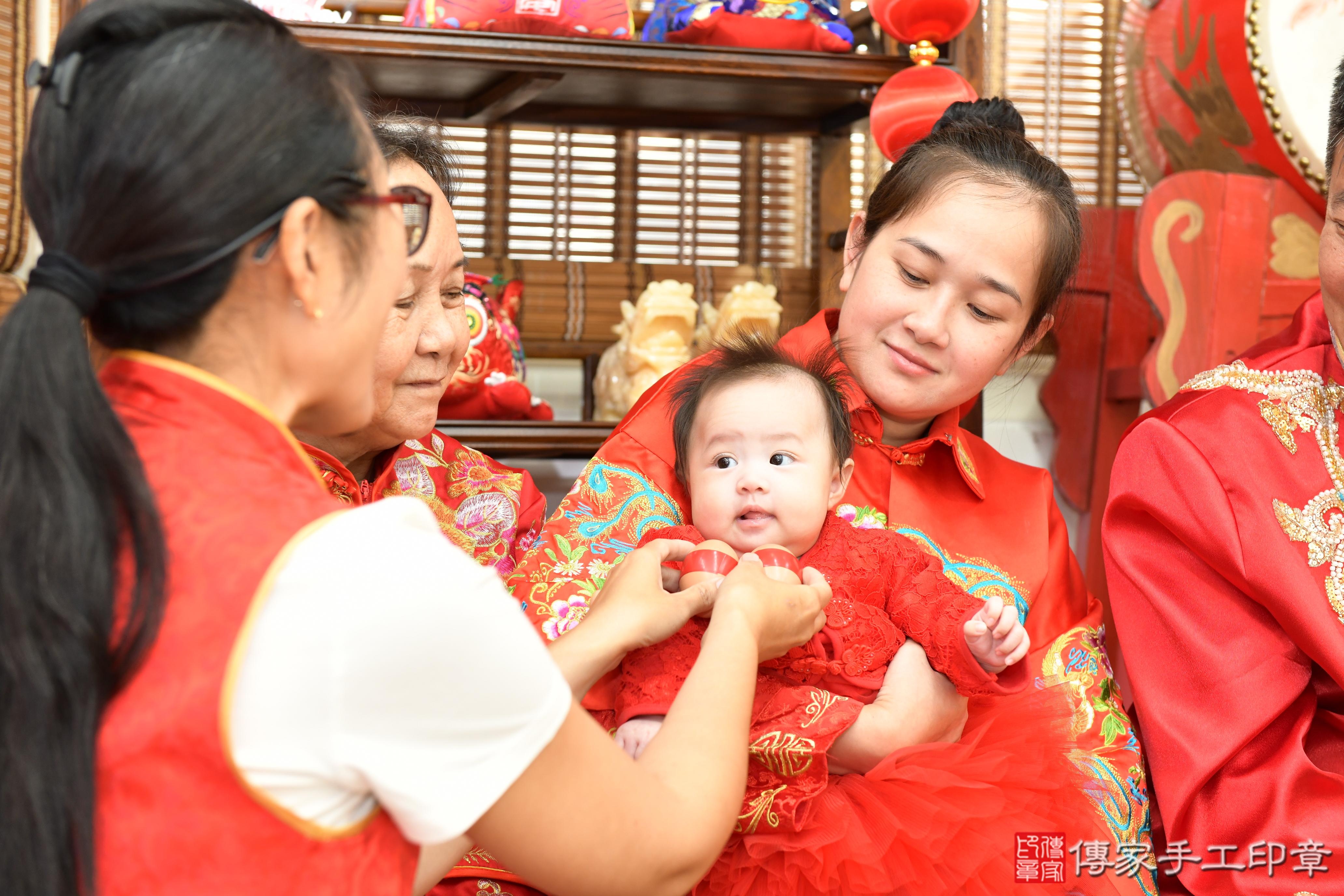 傳家手工印章高雄店、抓周、度脺、美式風會場、傳家嬰兒古禮、吉祥話、抓周道具物品24種、拍照。抓周證書。寶寶抓周、滿周歲、生日快樂、祝福 傳家手工印章高雄店、抓周、度脺、美式風會場、傳家嬰兒古禮、吉祥話、抓周道具物品24種、拍照。抓周證書。寶寶抓周、滿周歲、生日快樂、祝福