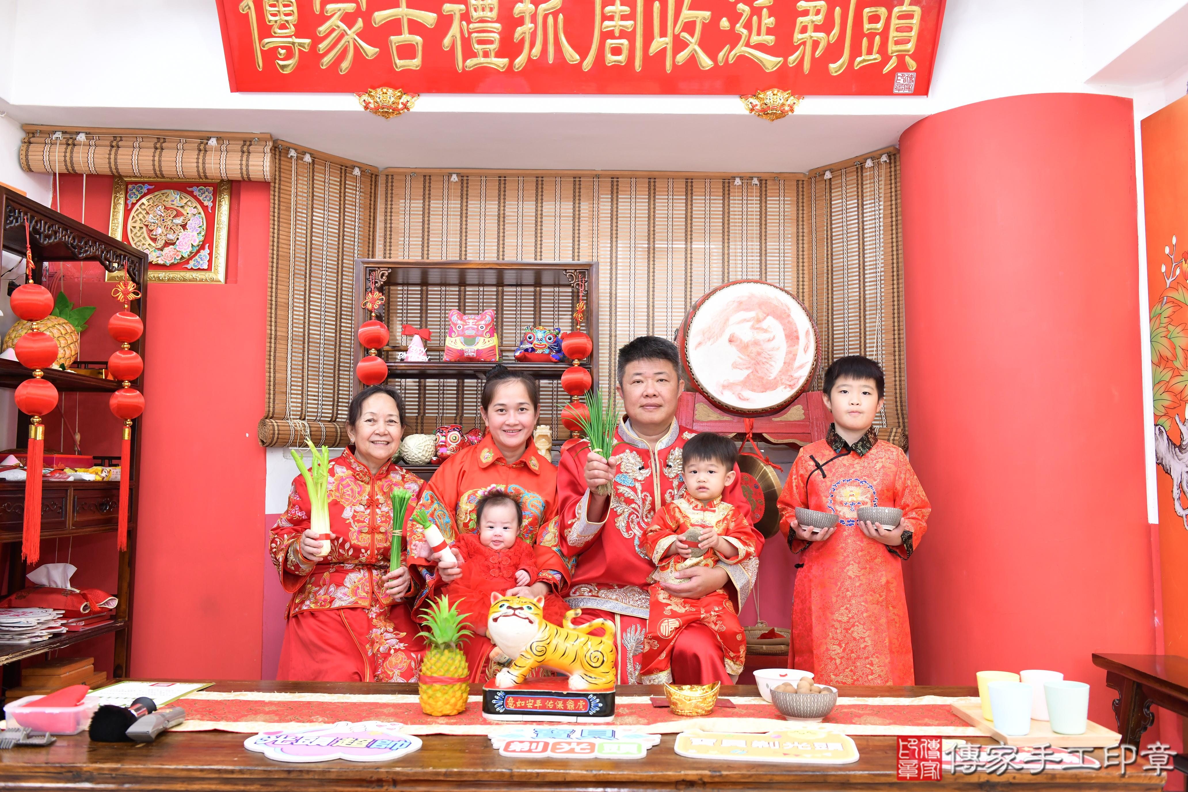 傳家手工印章高雄店、抓周、度脺、美式風會場、傳家嬰兒古禮、吉祥話、抓周道具物品24種、拍照。抓周證書。寶寶抓周、滿周歲、生日快樂、祝福 傳家手工印章高雄店、抓周、度脺、美式風會場、傳家嬰兒古禮、吉祥話、抓周道具物品24種、拍照。抓周證書。寶寶抓周、滿周歲、生日快樂、祝福