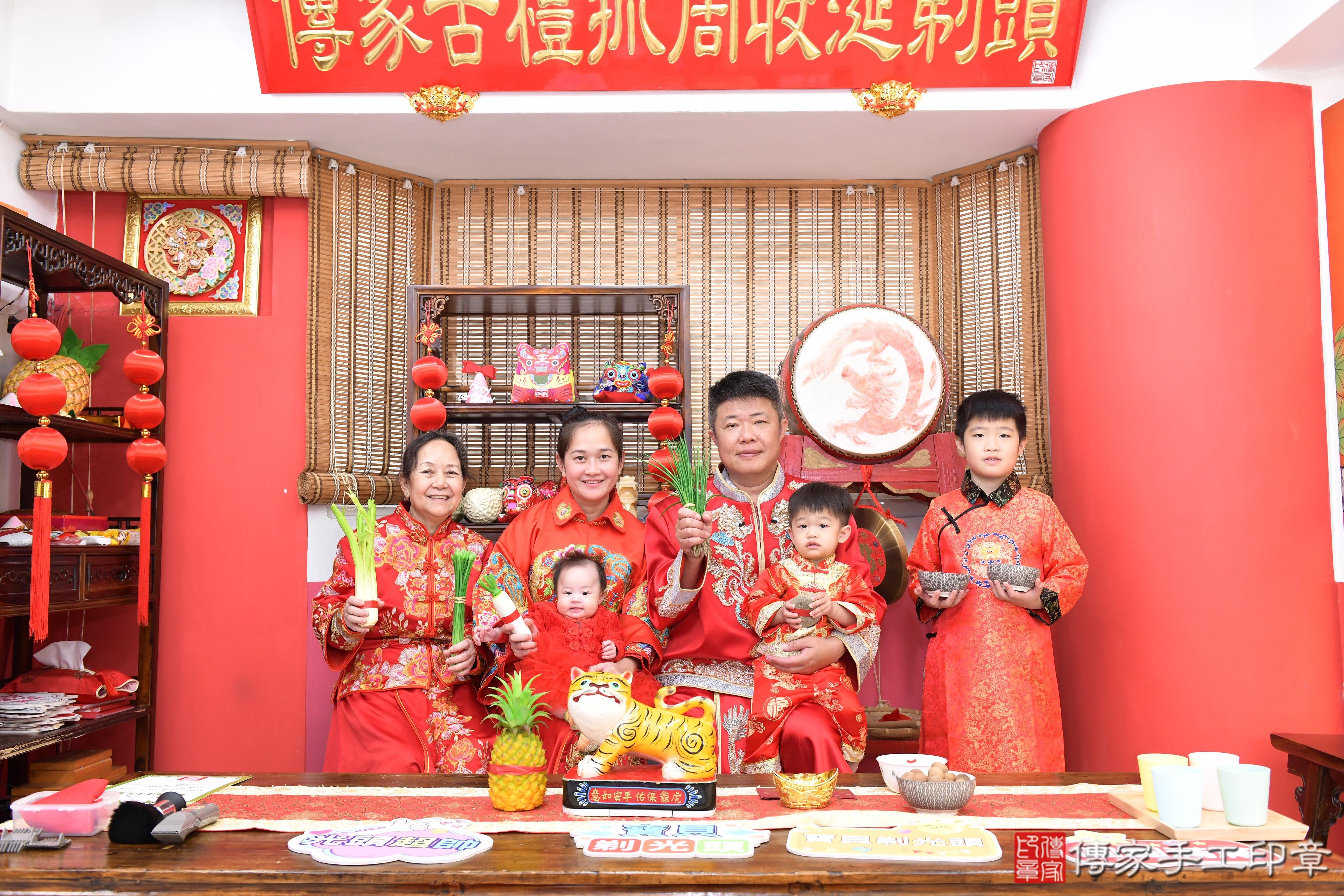 傳家手工印章高雄店、抓周、度脺、美式風會場、傳家嬰兒古禮、吉祥話、抓周道具物品24種、拍照。抓周證書。寶寶抓周、滿周歲、生日快樂、祝福 傳家手工印章高雄店、抓周、度脺、美式風會場、傳家嬰兒古禮、吉祥話、抓周道具物品24種、拍照。抓周證書。寶寶抓周、滿周歲、生日快樂、祝福