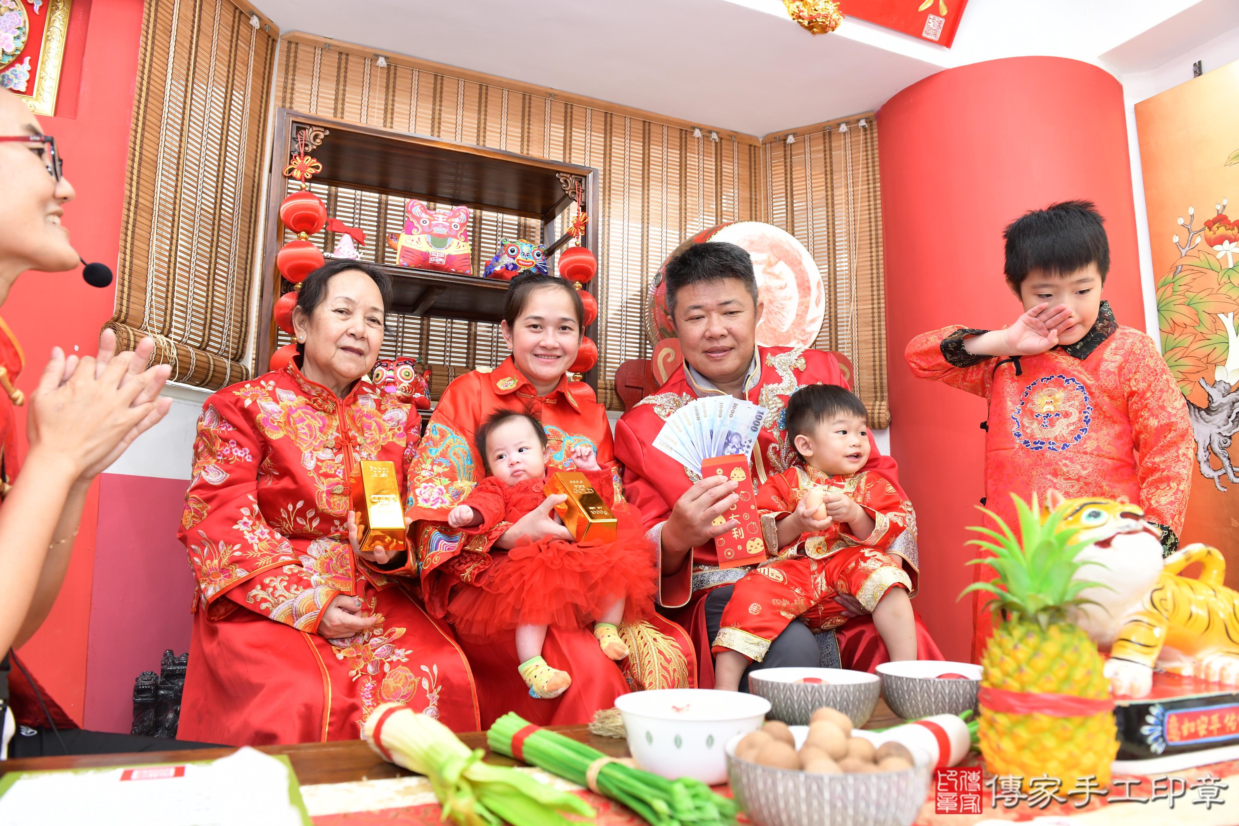 傳家手工印章高雄店、抓周、度脺、美式風會場、傳家嬰兒古禮、吉祥話、抓周道具物品24種、拍照。抓周證書。寶寶抓周、滿周歲、生日快樂、祝福 傳家手工印章高雄店、抓周、度脺、美式風會場、傳家嬰兒古禮、吉祥話、抓周道具物品24種、拍照。抓周證書。寶寶抓周、滿周歲、生日快樂、祝福