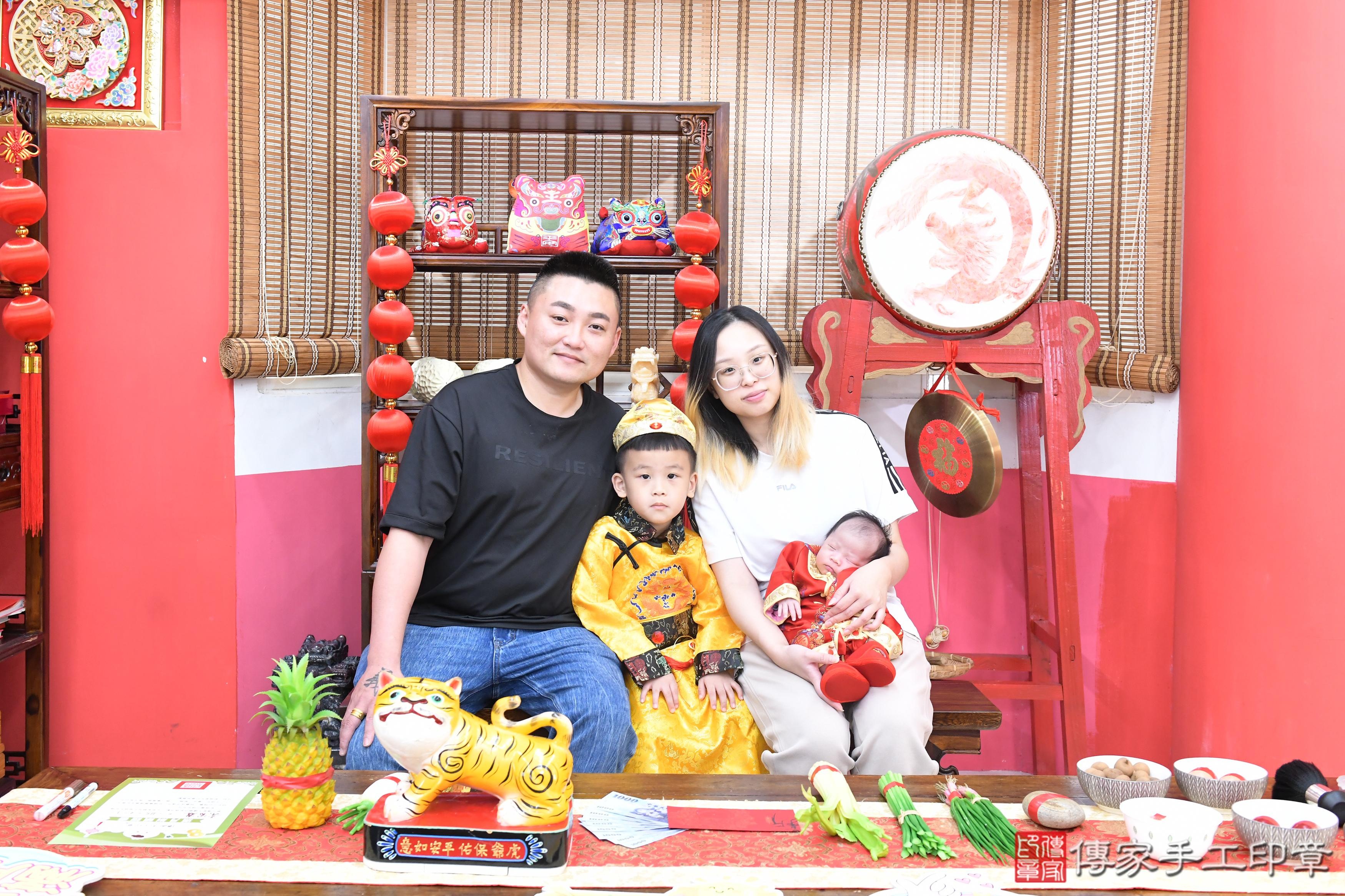 傳家手工印章高雄店、抓周、度脺、美式風會場、傳家嬰兒古禮、吉祥話、抓周道具物品24種、拍照。抓周證書。寶寶抓周、滿周歲、生日快樂、祝福