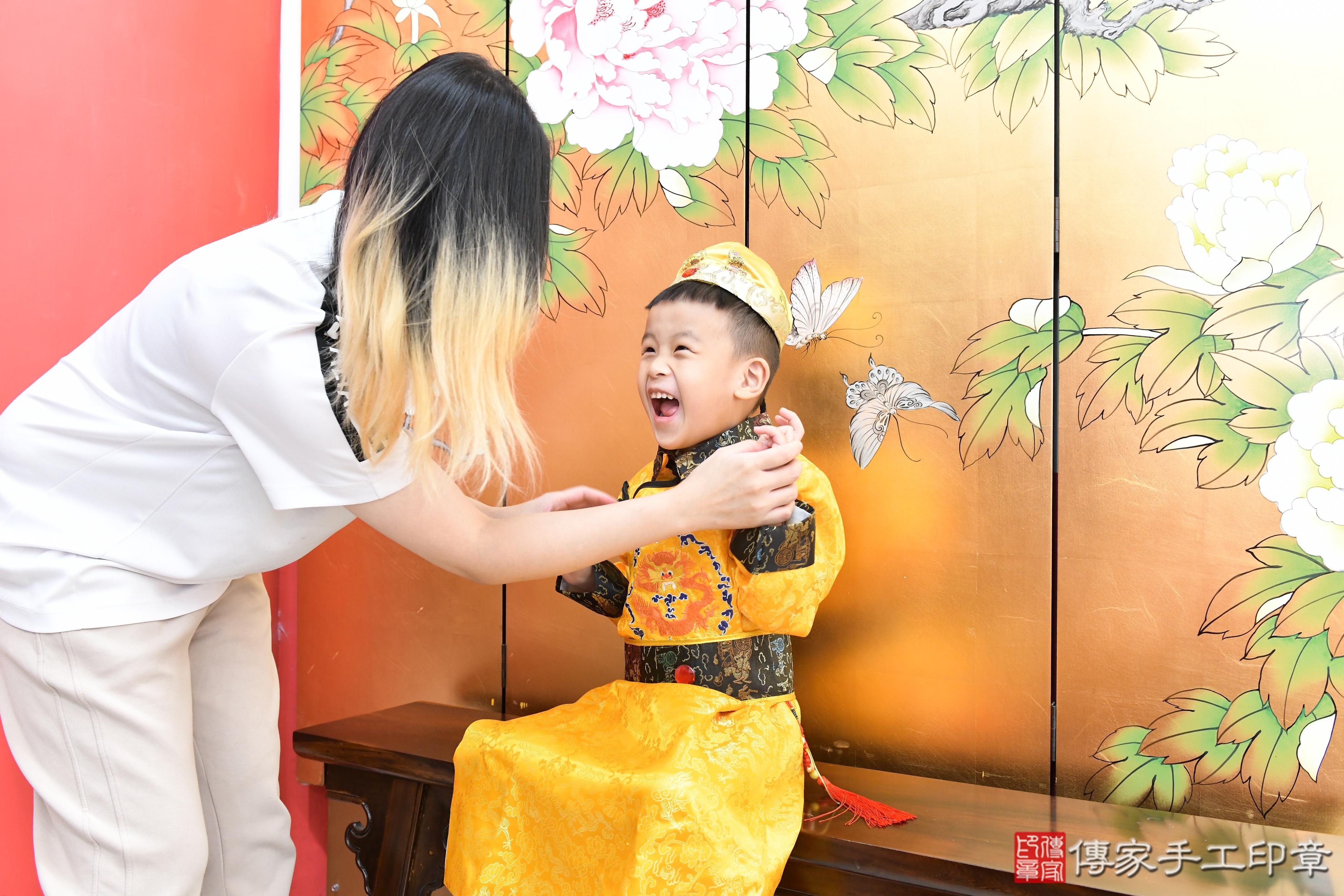 傳家手工印章高雄店、抓周、度脺、美式風會場、傳家嬰兒古禮、吉祥話、抓周道具物品24種、拍照。抓周證書。寶寶抓周、滿周歲、生日快樂、祝福