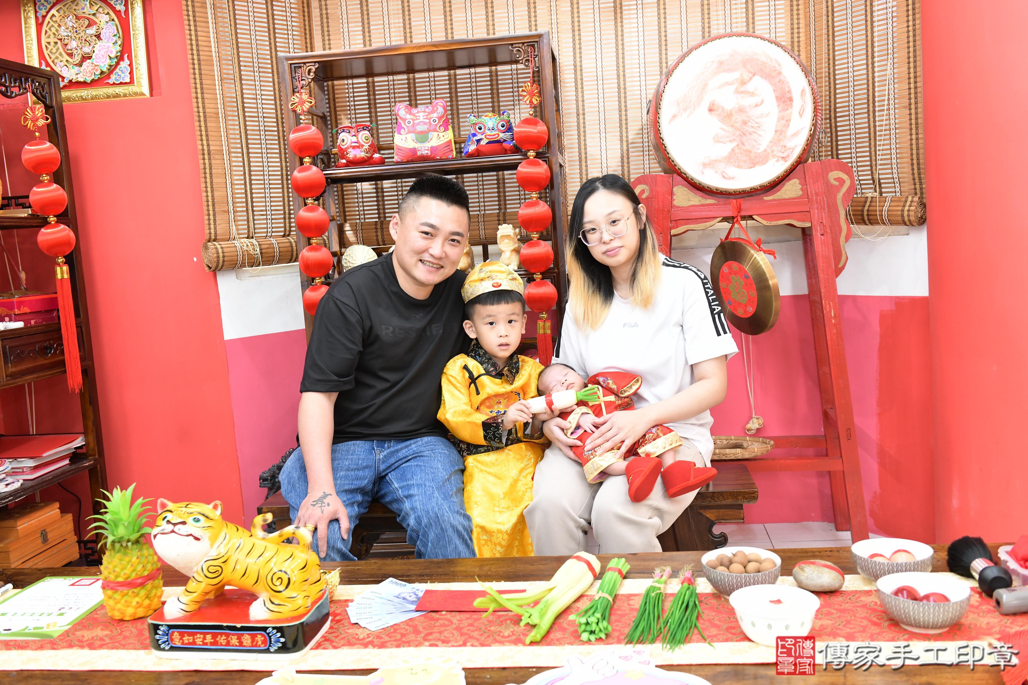 傳家手工印章高雄店、抓周、度脺、美式風會場、傳家嬰兒古禮、吉祥話、抓周道具物品24種、拍照。抓周證書。寶寶抓周、滿周歲、生日快樂、祝福