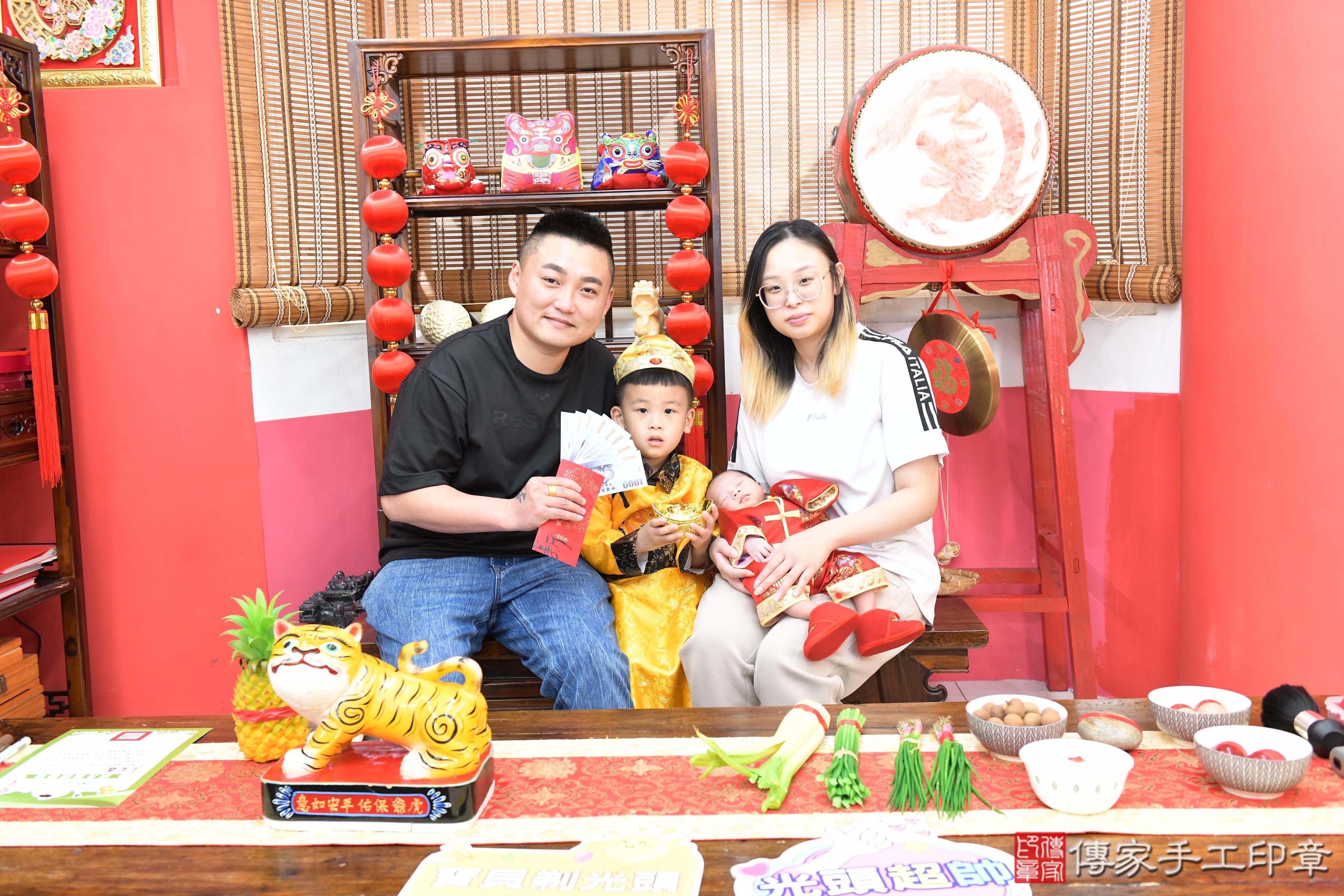 傳家手工印章高雄店、抓周、度脺、美式風會場、傳家嬰兒古禮、吉祥話、抓周道具物品24種、拍照。抓周證書。寶寶抓周、滿周歲、生日快樂、祝福