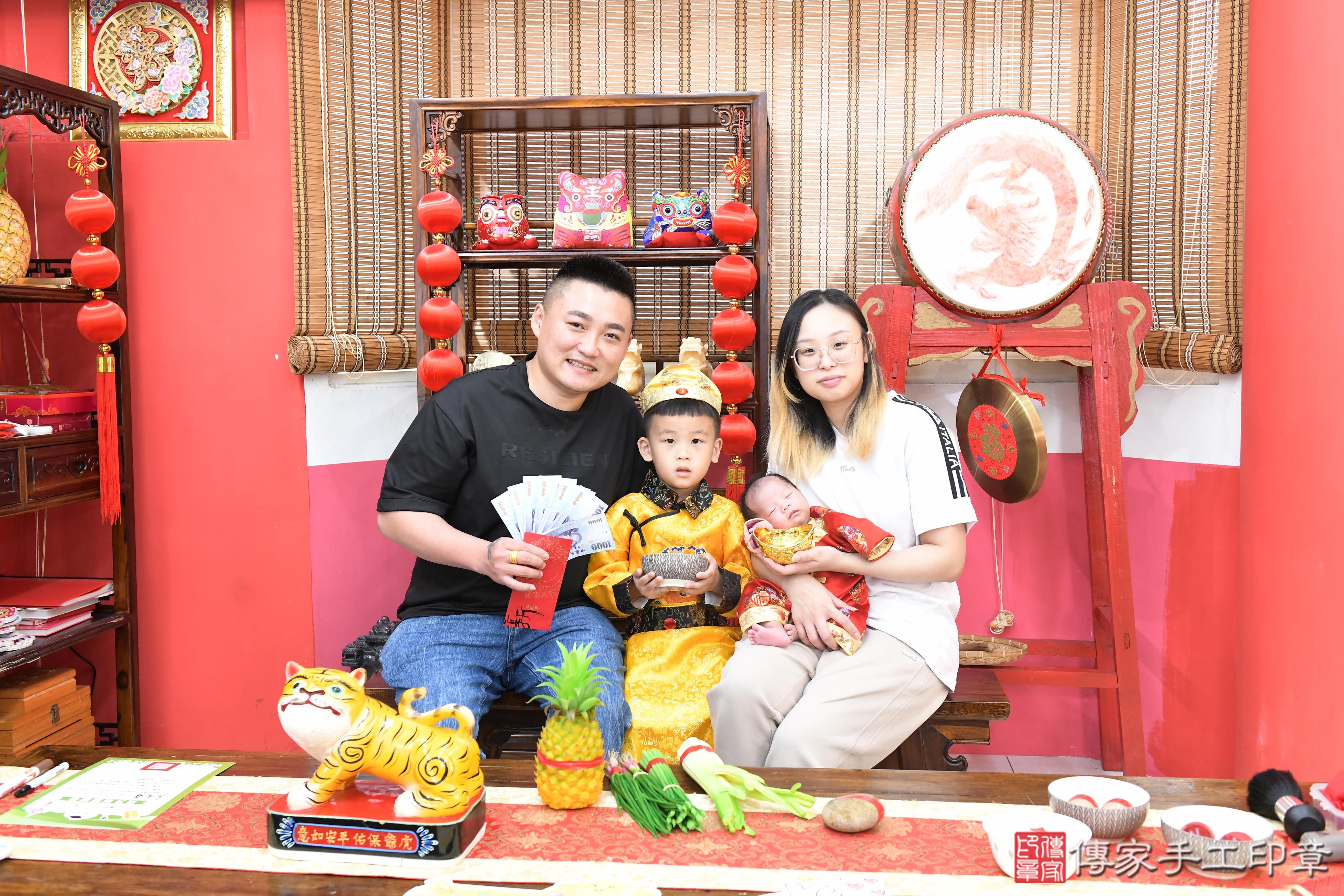 傳家手工印章高雄店、抓周、度脺、美式風會場、傳家嬰兒古禮、吉祥話、抓周道具物品24種、拍照。抓周證書。寶寶抓周、滿周歲、生日快樂、祝福