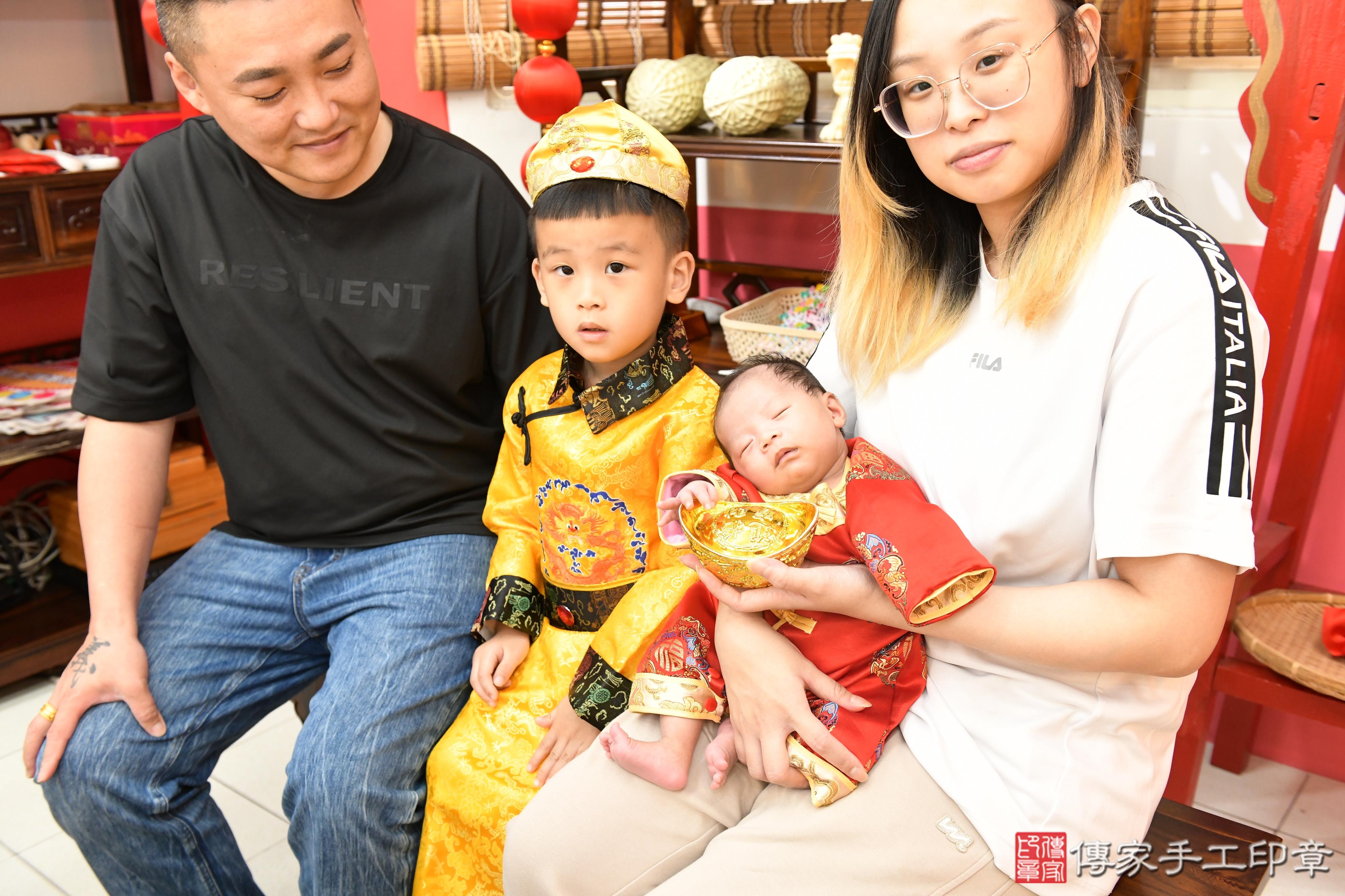 傳家手工印章高雄店、抓周、度脺、美式風會場、傳家嬰兒古禮、吉祥話、抓周道具物品24種、拍照。抓周證書。寶寶抓周、滿周歲、生日快樂、祝福