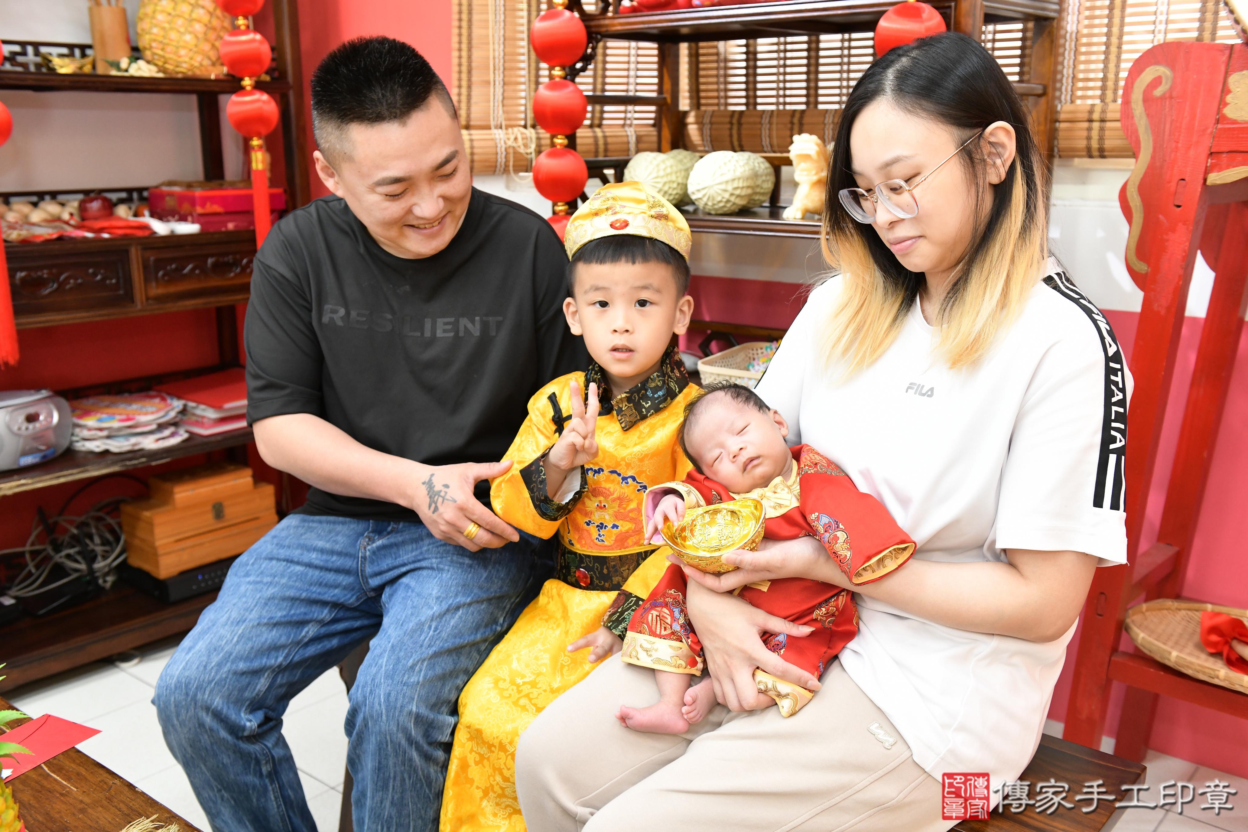 傳家手工印章高雄店、抓周、度脺、美式風會場、傳家嬰兒古禮、吉祥話、抓周道具物品24種、拍照。抓周證書。寶寶抓周、滿周歲、生日快樂、祝福