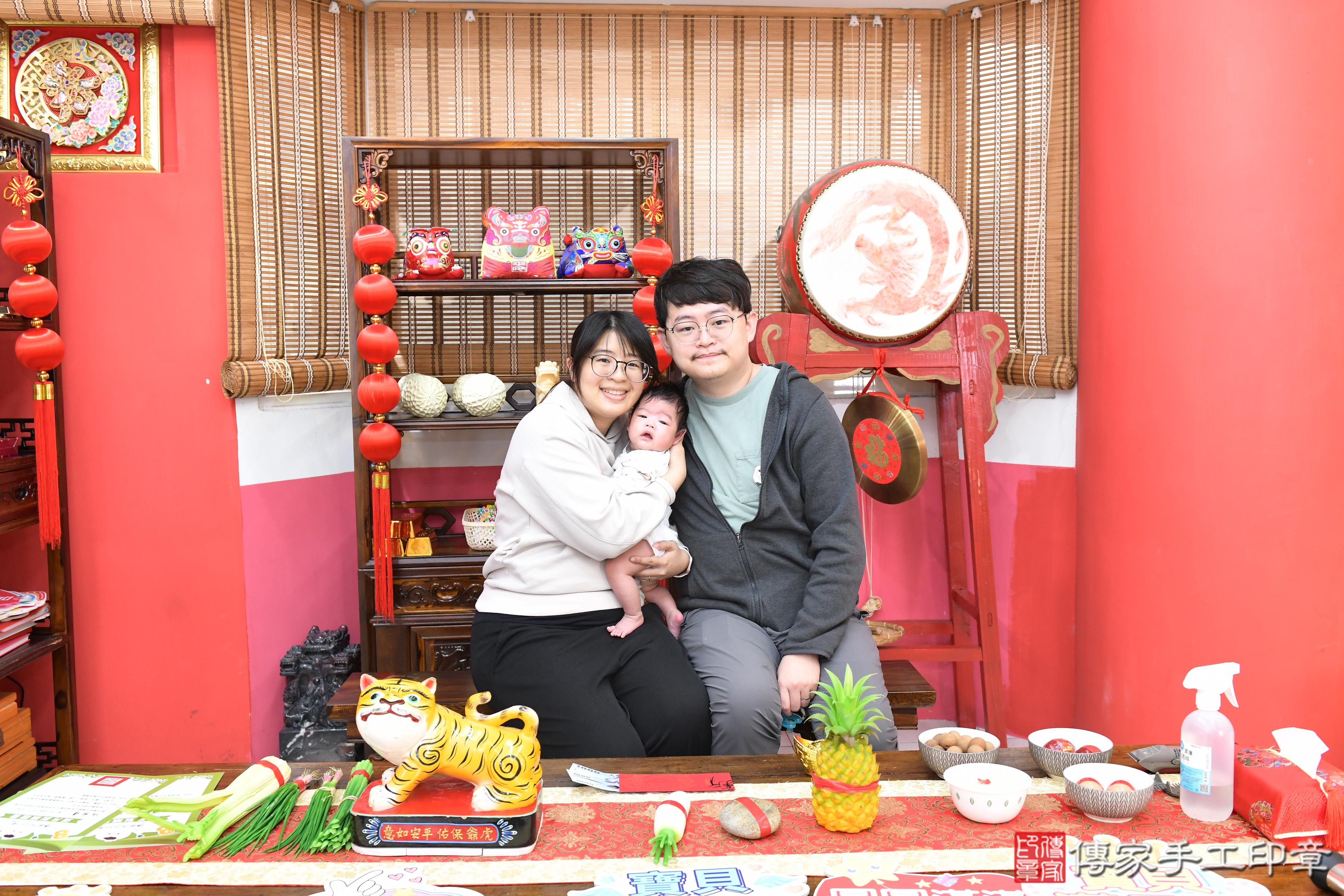 傳家手工印章高雄店、抓周、度脺、美式風會場、傳家嬰兒古禮、吉祥話、抓周道具物品24種、拍照。抓周證書。寶寶抓周、滿周歲、生日快樂、祝福 傳家手工印章高雄店、抓周、度脺、美式風會場、傳家嬰兒古禮、吉祥話、抓周道具物品24種、拍照。抓周證書。寶寶抓周、滿周歲、生日快樂、祝福