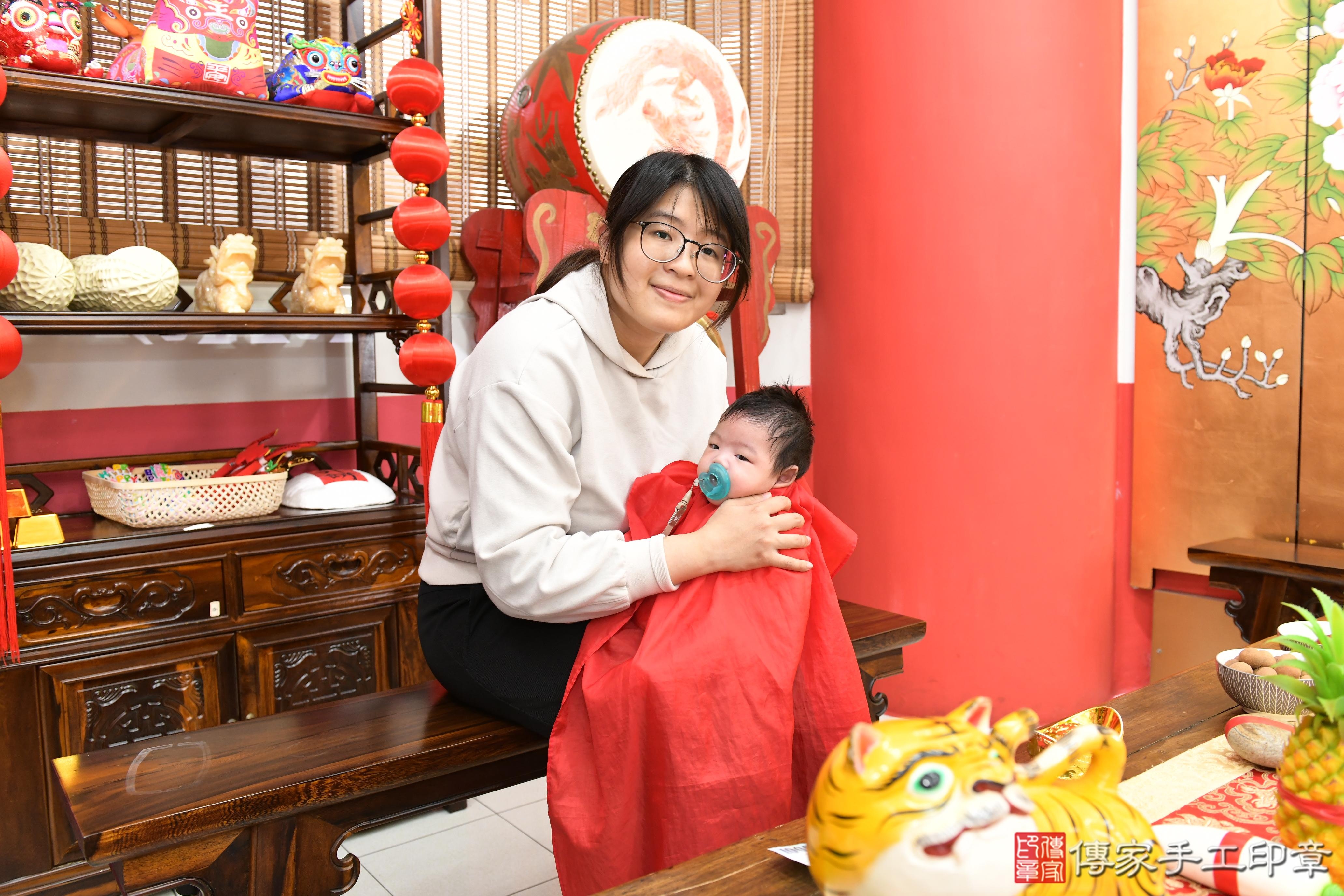 傳家手工印章高雄店、抓周、度脺、美式風會場、傳家嬰兒古禮、吉祥話、抓周道具物品24種、拍照。抓周證書。寶寶抓周、滿周歲、生日快樂、祝福 傳家手工印章高雄店、抓周、度脺、美式風會場、傳家嬰兒古禮、吉祥話、抓周道具物品24種、拍照。抓周證書。寶寶抓周、滿周歲、生日快樂、祝福