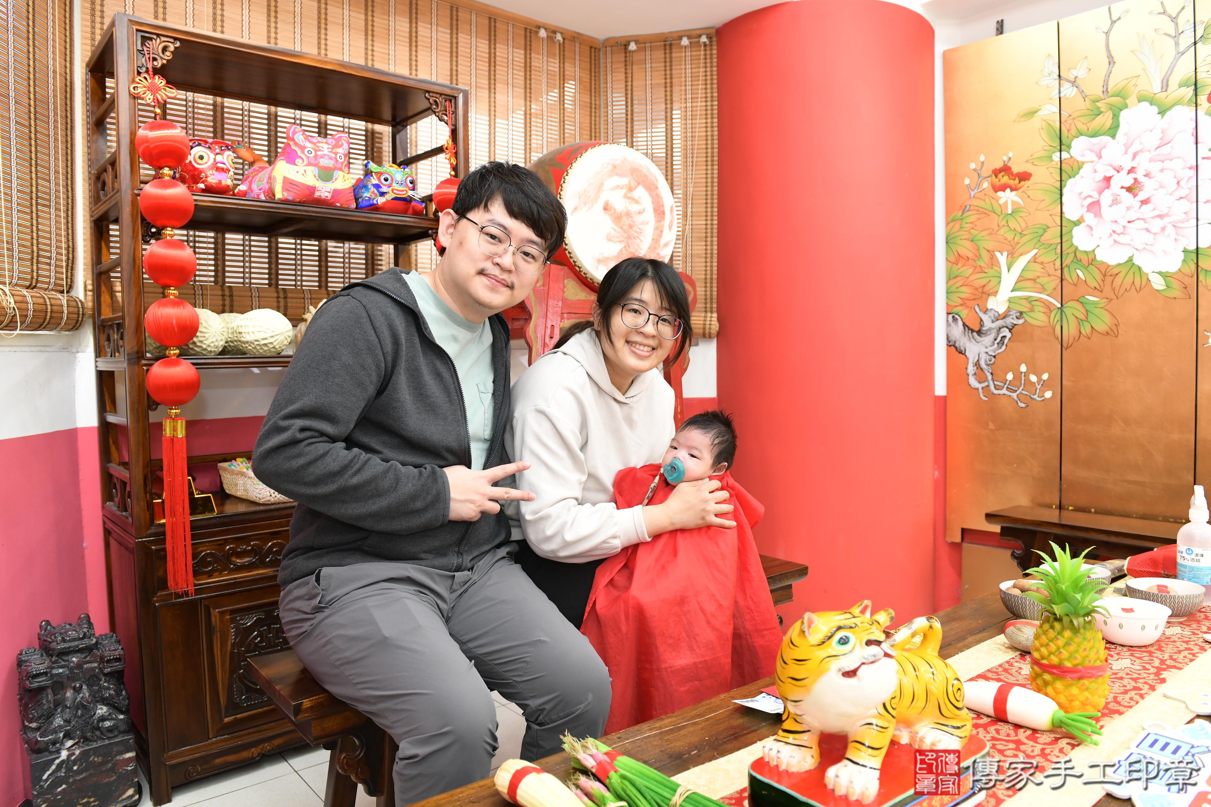 傳家手工印章高雄店、抓周、度脺、美式風會場、傳家嬰兒古禮、吉祥話、抓周道具物品24種、拍照。抓周證書。寶寶抓周、滿周歲、生日快樂、祝福 傳家手工印章高雄店、抓周、度脺、美式風會場、傳家嬰兒古禮、吉祥話、抓周道具物品24種、拍照。抓周證書。寶寶抓周、滿周歲、生日快樂、祝福