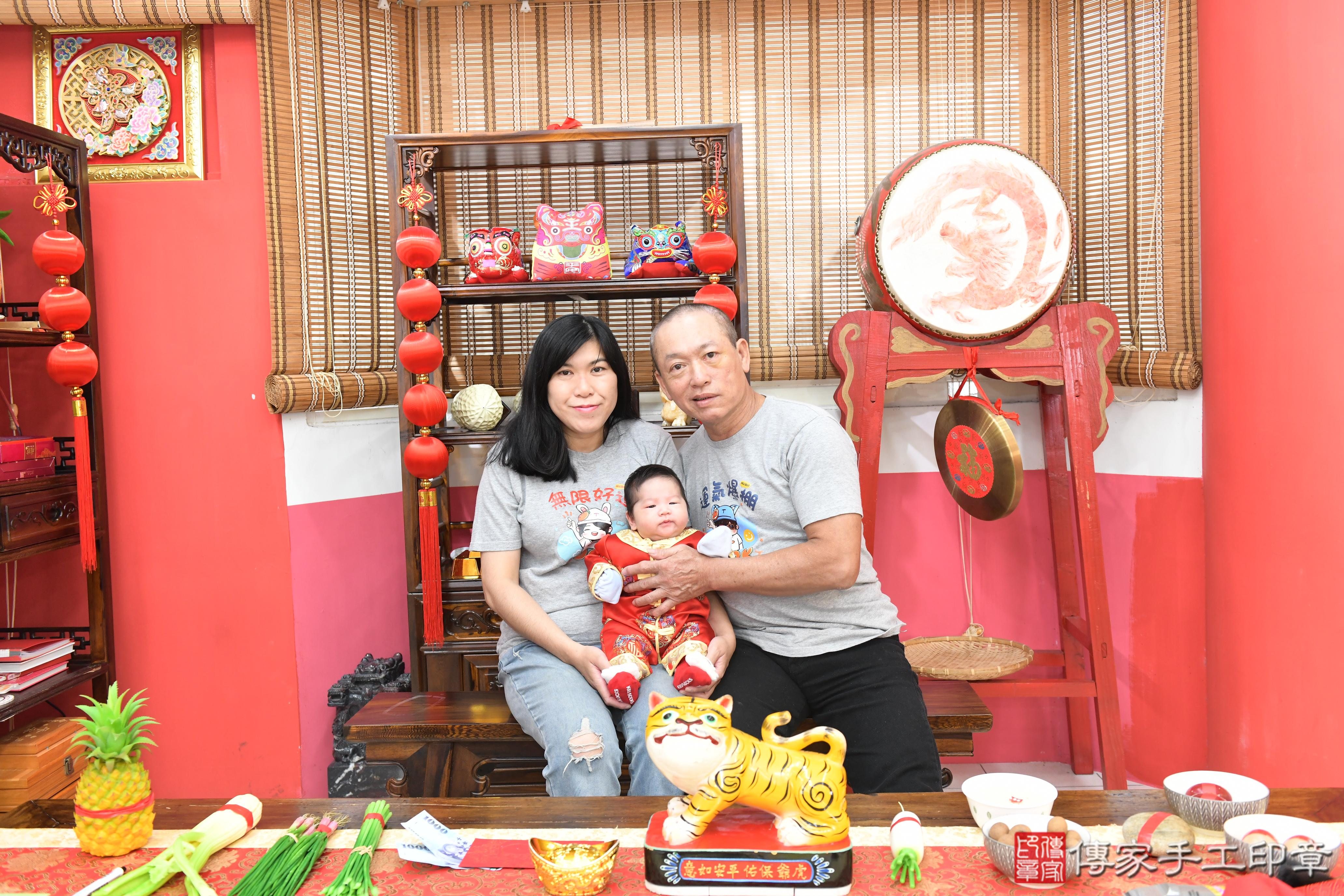 傳家手工印章高雄店、抓周、度脺、美式風會場、傳家嬰兒古禮、吉祥話、抓周道具物品24種、拍照。抓周證書。寶寶抓周、滿周歲、生日快樂、祝福 傳家手工印章高雄店、抓周、度脺、美式風會場、傳家嬰兒古禮、吉祥話、抓周道具物品24種、拍照。抓周證書。寶寶抓周、滿周歲、生日快樂、祝福