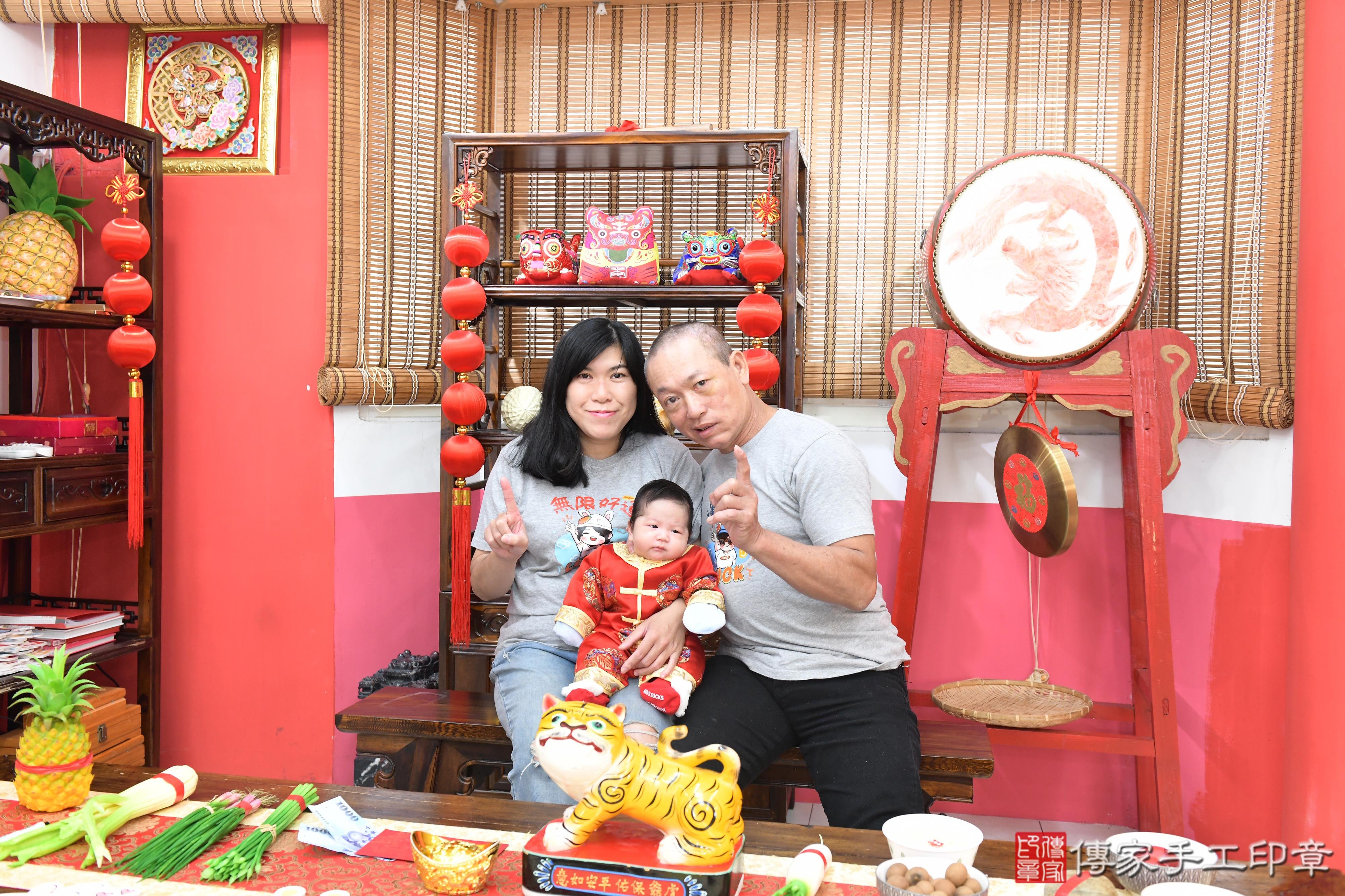 傳家手工印章高雄店、抓周、度脺、美式風會場、傳家嬰兒古禮、吉祥話、抓周道具物品24種、拍照。抓周證書。寶寶抓周、滿周歲、生日快樂、祝福 傳家手工印章高雄店、抓周、度脺、美式風會場、傳家嬰兒古禮、吉祥話、抓周道具物品24種、拍照。抓周證書。寶寶抓周、滿周歲、生日快樂、祝福