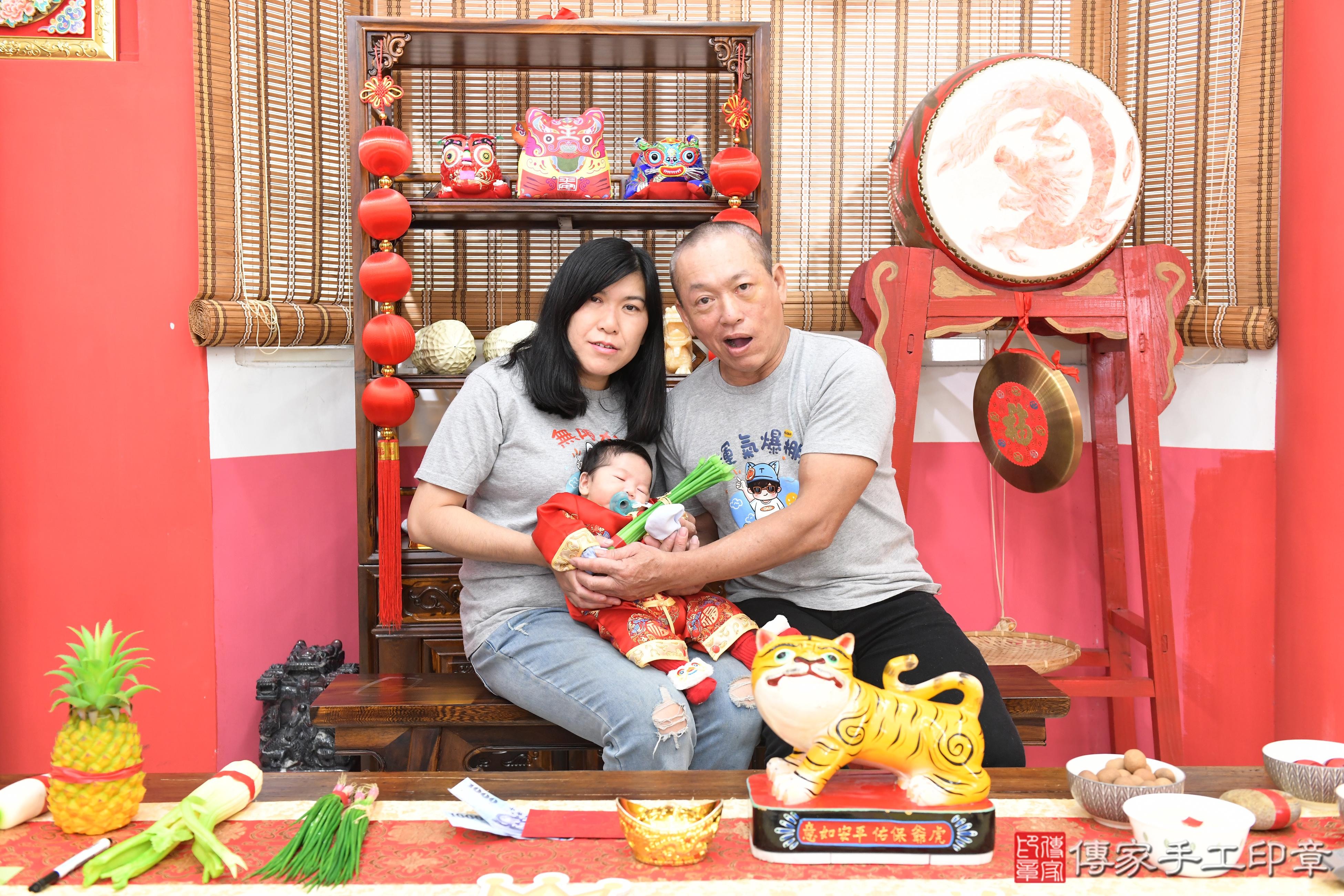傳家手工印章高雄店、抓周、度脺、美式風會場、傳家嬰兒古禮、吉祥話、抓周道具物品24種、拍照。抓周證書。寶寶抓周、滿周歲、生日快樂、祝福 傳家手工印章高雄店、抓周、度脺、美式風會場、傳家嬰兒古禮、吉祥話、抓周道具物品24種、拍照。抓周證書。寶寶抓周、滿周歲、生日快樂、祝福