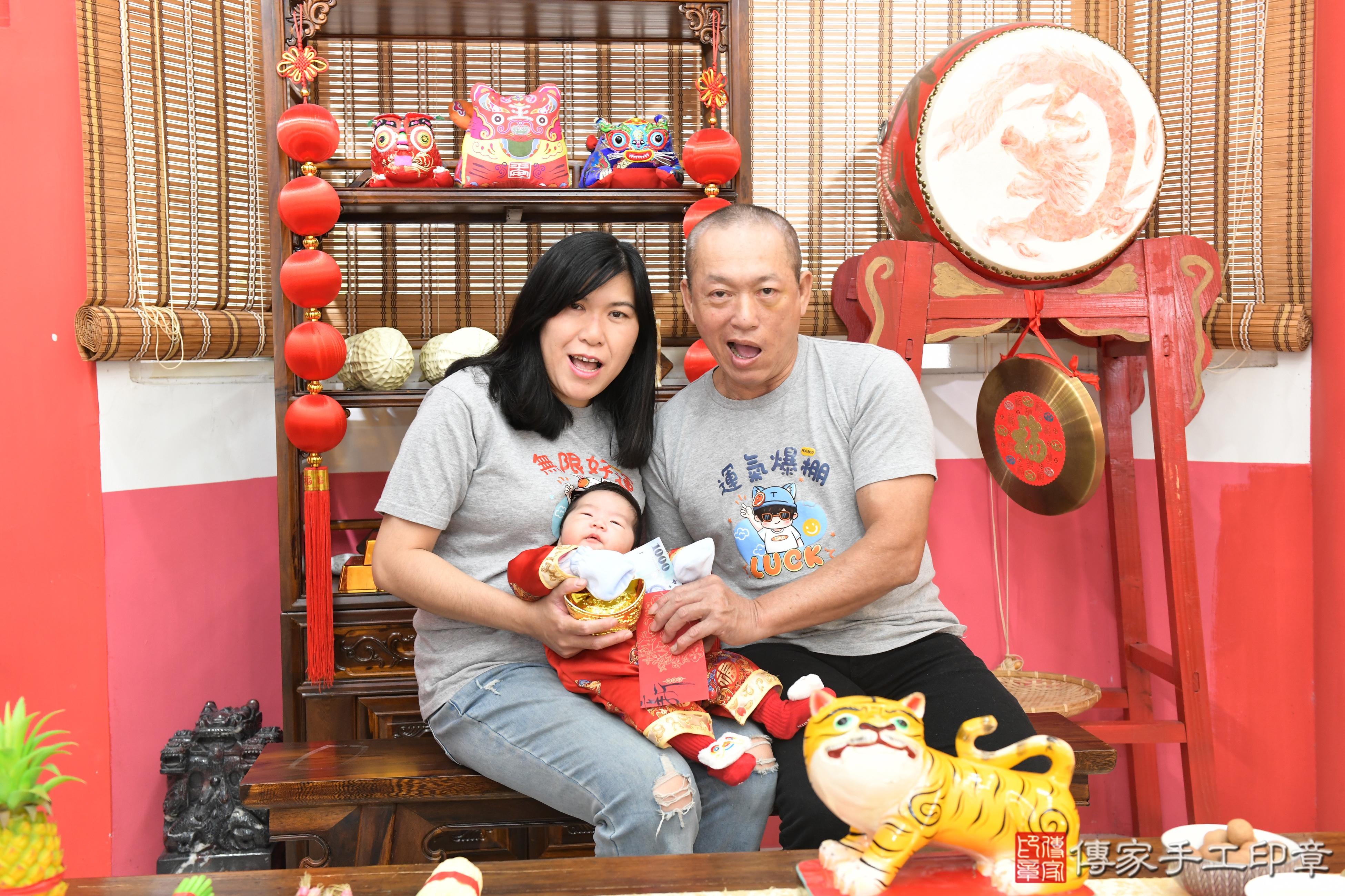 傳家手工印章高雄店、抓周、度脺、美式風會場、傳家嬰兒古禮、吉祥話、抓周道具物品24種、拍照。抓周證書。寶寶抓周、滿周歲、生日快樂、祝福 傳家手工印章高雄店、抓周、度脺、美式風會場、傳家嬰兒古禮、吉祥話、抓周道具物品24種、拍照。抓周證書。寶寶抓周、滿周歲、生日快樂、祝福