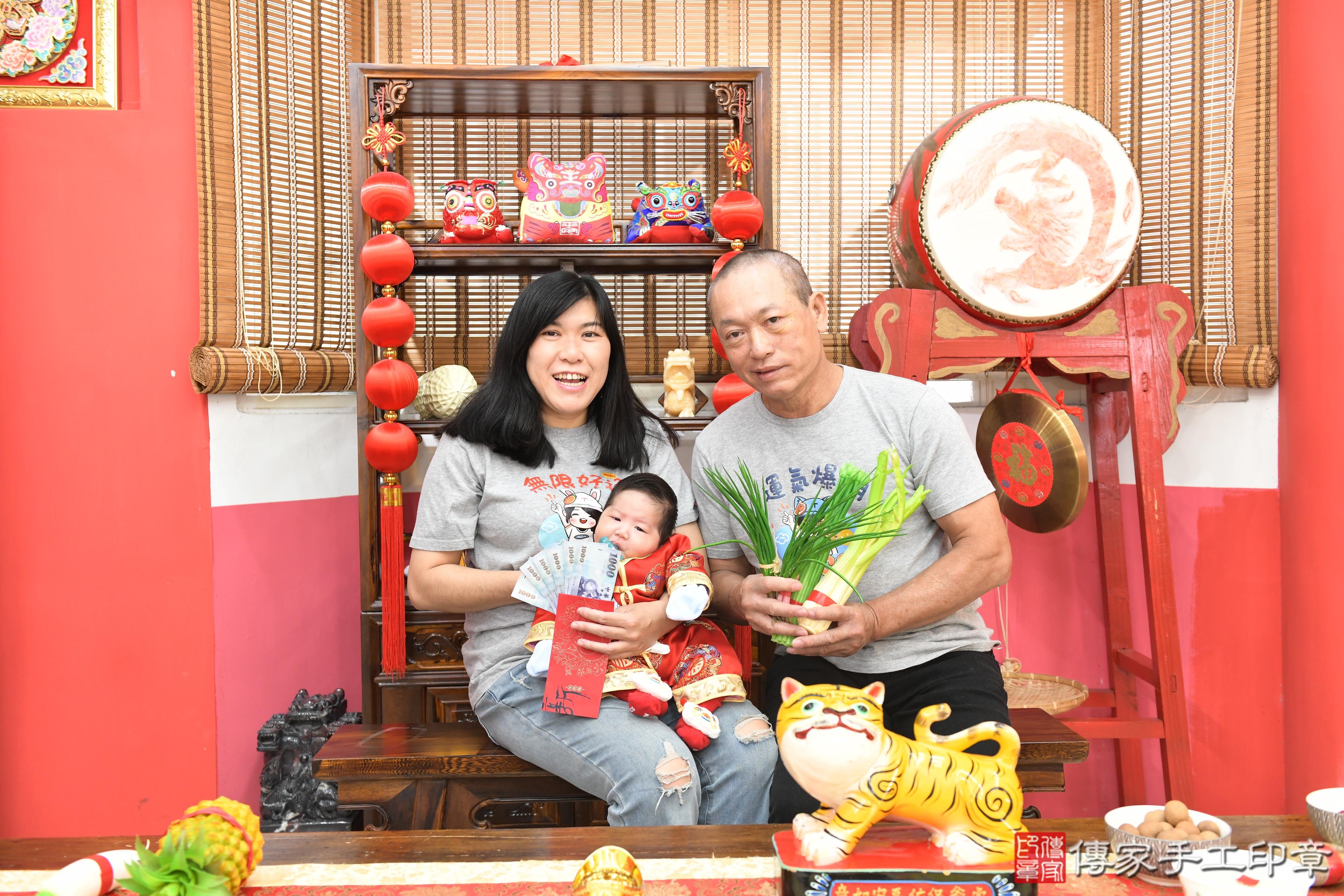 傳家手工印章高雄店、抓周、度脺、美式風會場、傳家嬰兒古禮、吉祥話、抓周道具物品24種、拍照。抓周證書。寶寶抓周、滿周歲、生日快樂、祝福 傳家手工印章高雄店、抓周、度脺、美式風會場、傳家嬰兒古禮、吉祥話、抓周道具物品24種、拍照。抓周證書。寶寶抓周、滿周歲、生日快樂、祝福