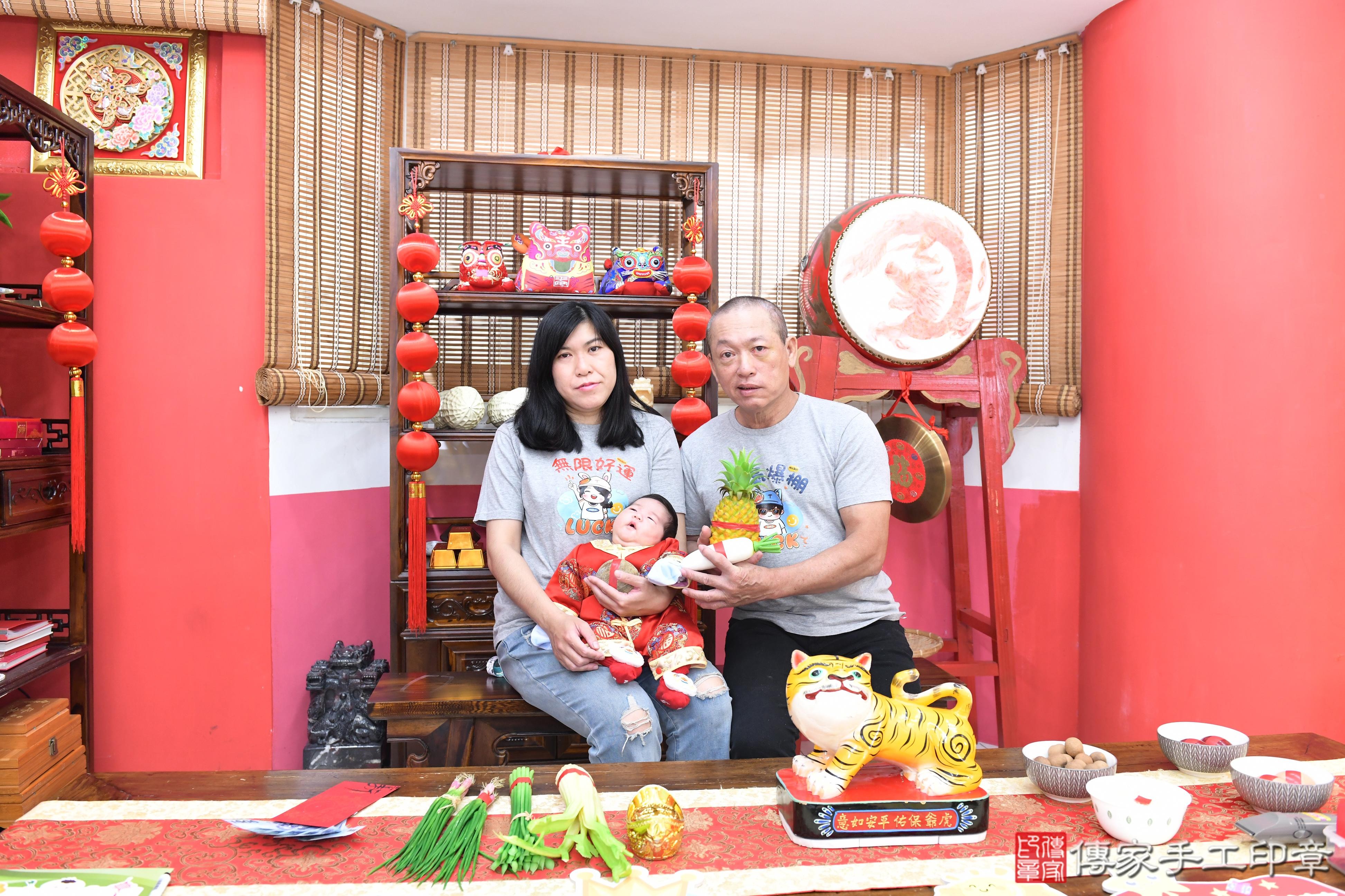 傳家手工印章高雄店、抓周、度脺、美式風會場、傳家嬰兒古禮、吉祥話、抓周道具物品24種、拍照。抓周證書。寶寶抓周、滿周歲、生日快樂、祝福 傳家手工印章高雄店、抓周、度脺、美式風會場、傳家嬰兒古禮、吉祥話、抓周道具物品24種、拍照。抓周證書。寶寶抓周、滿周歲、生日快樂、祝福