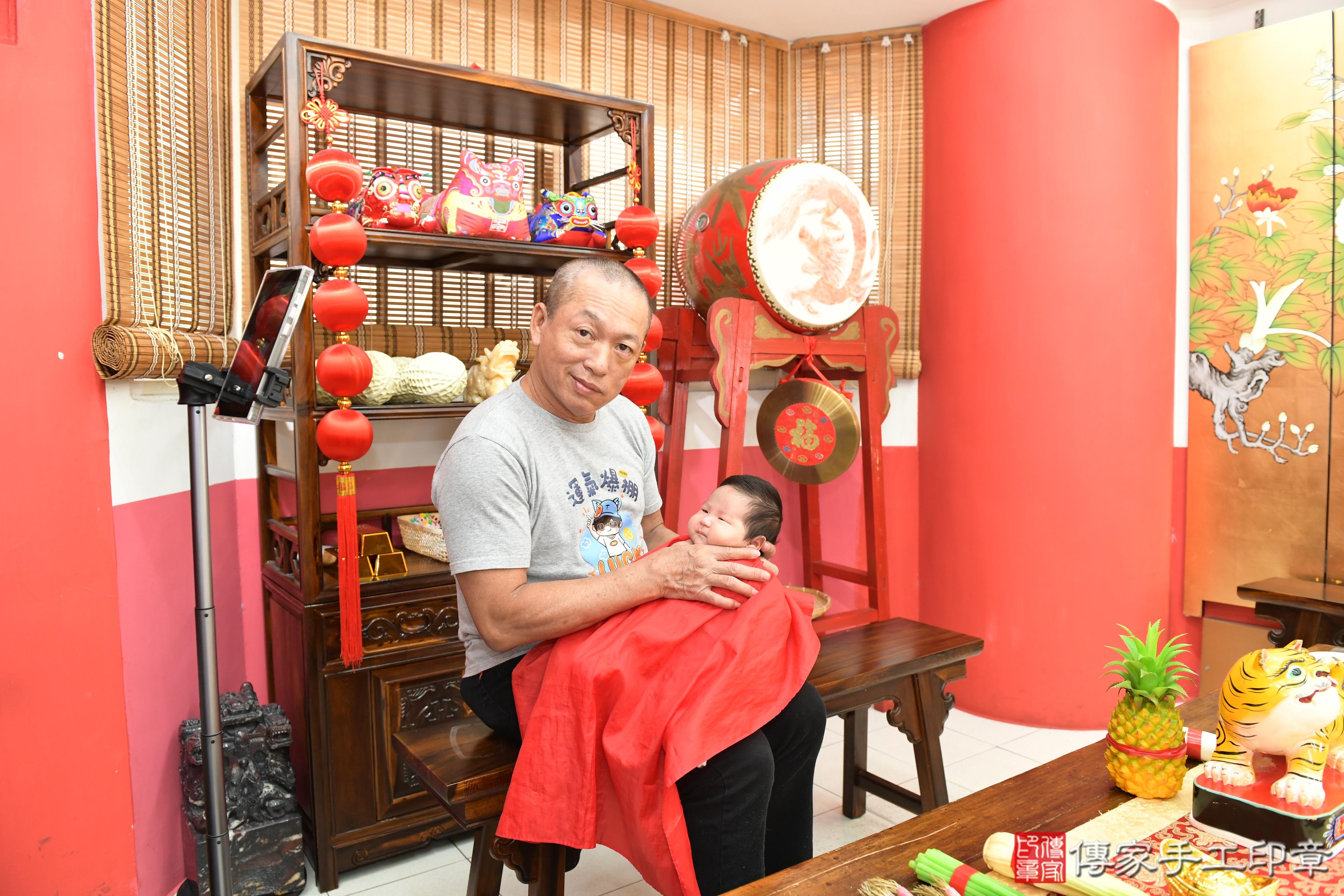 傳家手工印章高雄店、抓周、度脺、美式風會場、傳家嬰兒古禮、吉祥話、抓周道具物品24種、拍照。抓周證書。寶寶抓周、滿周歲、生日快樂、祝福 傳家手工印章高雄店、抓周、度脺、美式風會場、傳家嬰兒古禮、吉祥話、抓周道具物品24種、拍照。抓周證書。寶寶抓周、滿周歲、生日快樂、祝福