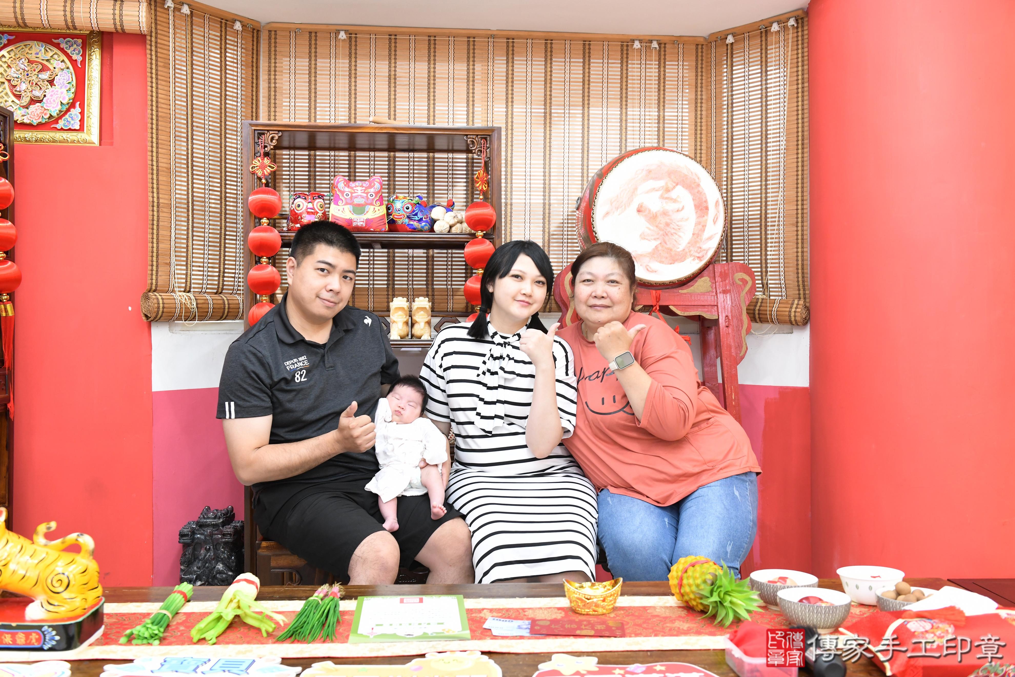 傳家手工印章高雄店、抓周、度脺、美式風會場、傳家嬰兒古禮、吉祥話、抓周道具物品24種、拍照。抓周證書。寶寶抓周、滿周歲、生日快樂、祝福 傳家手工印章高雄店、抓周、度脺、美式風會場、傳家嬰兒古禮、吉祥話、抓周道具物品24種、拍照。抓周證書。寶寶抓周、滿周歲、生日快樂、祝福