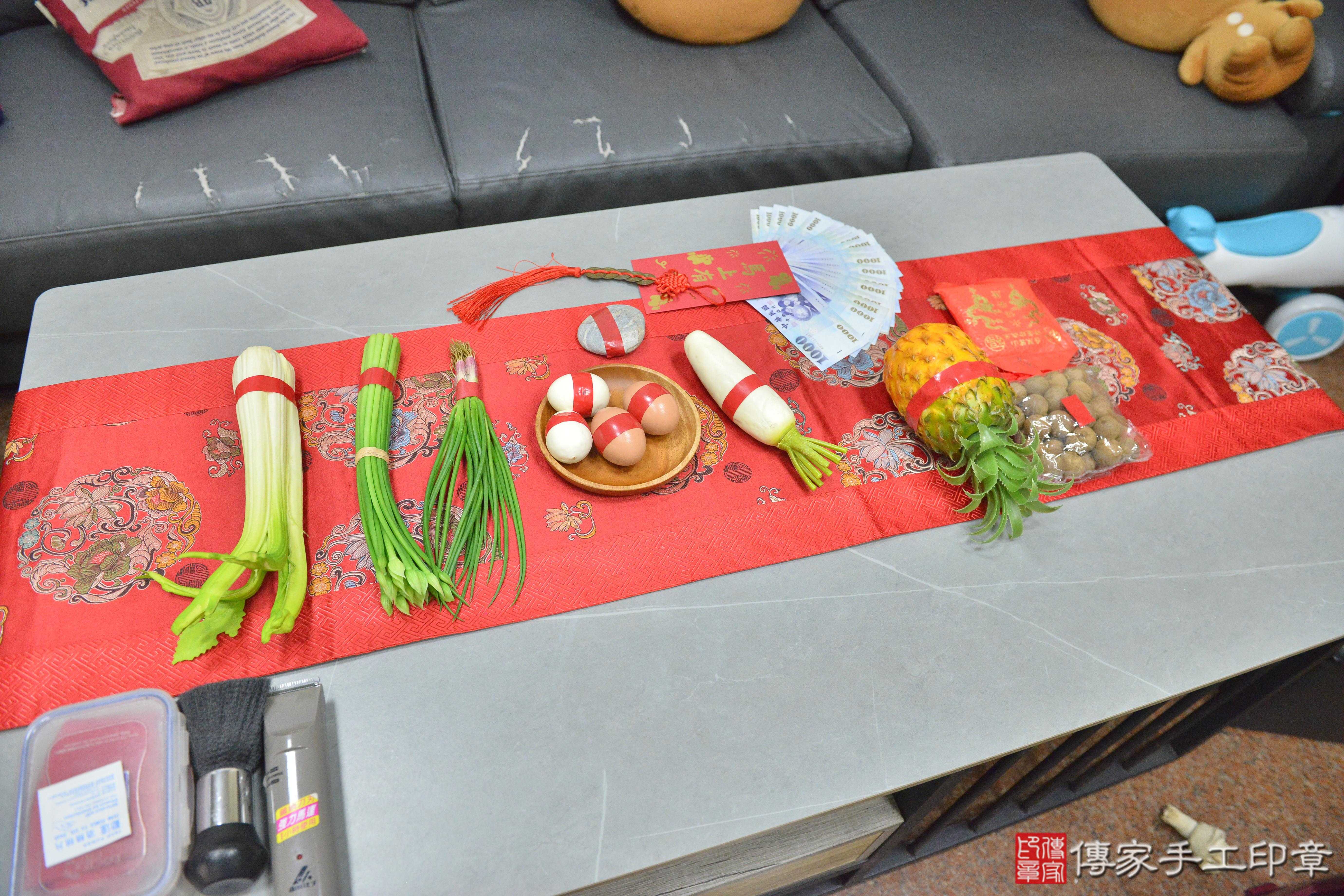傳家手工印章高雄店、抓周、度脺、美式風會場、傳家嬰兒古禮、吉祥話、抓周道具物品24種、拍照。抓周證書。寶寶抓周、滿周歲、生日快樂、祝福 傳家手工印章高雄店、抓周、度脺、美式風會場、傳家嬰兒古禮、吉祥話、抓周道具物品24種、拍照。抓周證書。寶寶抓周、滿周歲、生日快樂、祝福