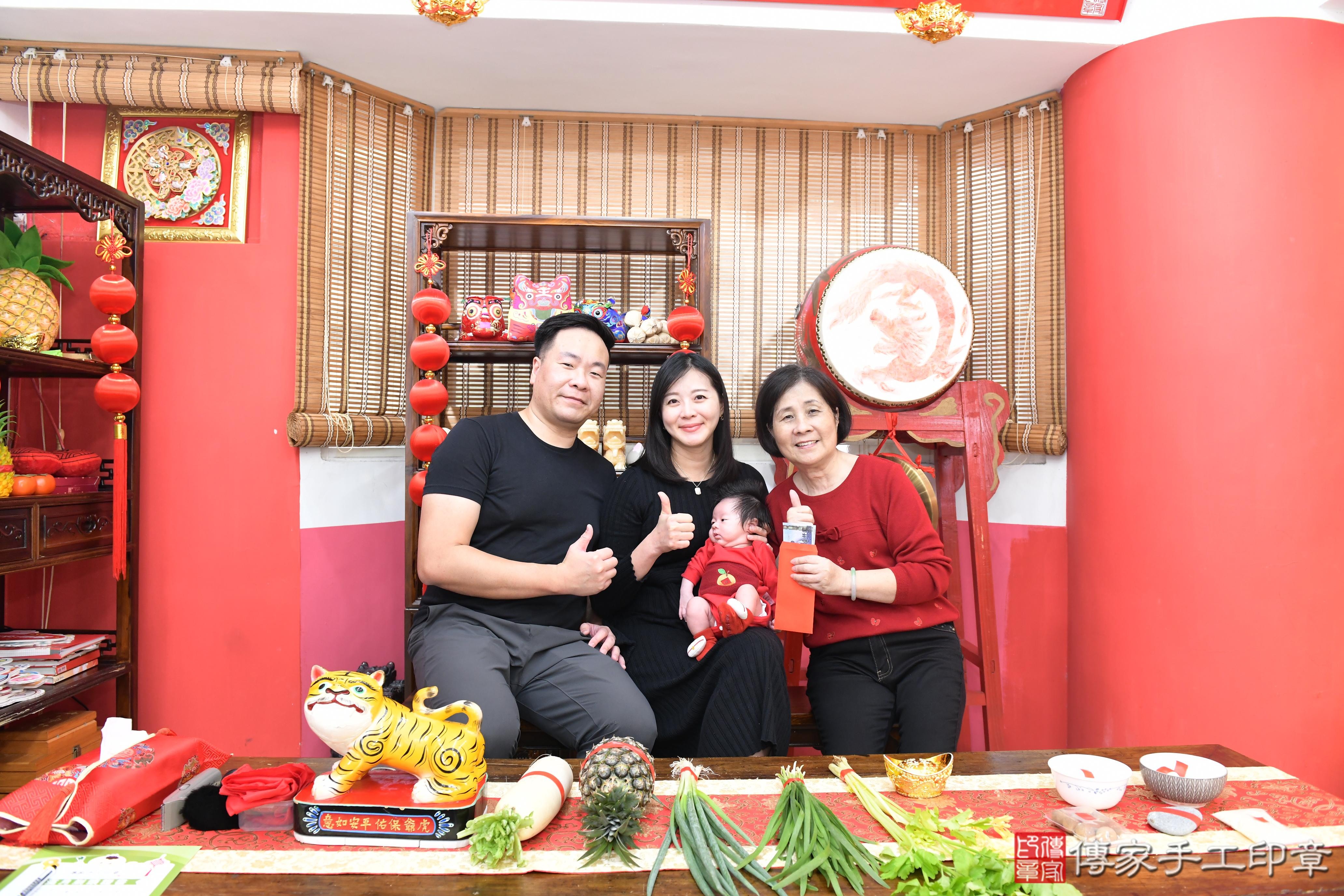 傳家手工印章高雄店、抓周、度脺、美式風會場、傳家嬰兒古禮、吉祥話、抓周道具物品24種、拍照。抓周證書。寶寶抓周、滿周歲、生日快樂、祝福