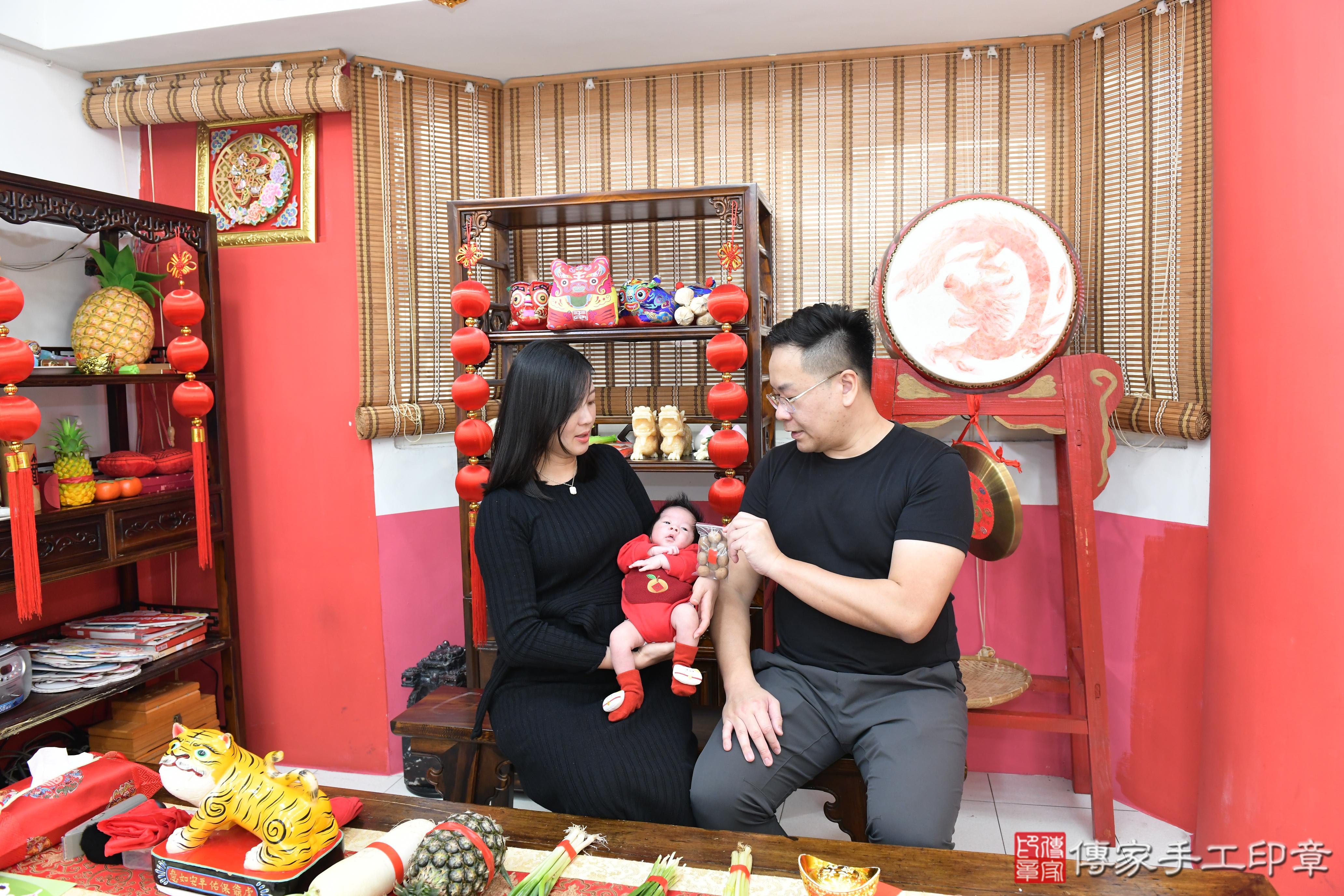 傳家手工印章高雄店、抓周、度脺、美式風會場、傳家嬰兒古禮、吉祥話、抓周道具物品24種、拍照。抓周證書。寶寶抓周、滿周歲、生日快樂、祝福