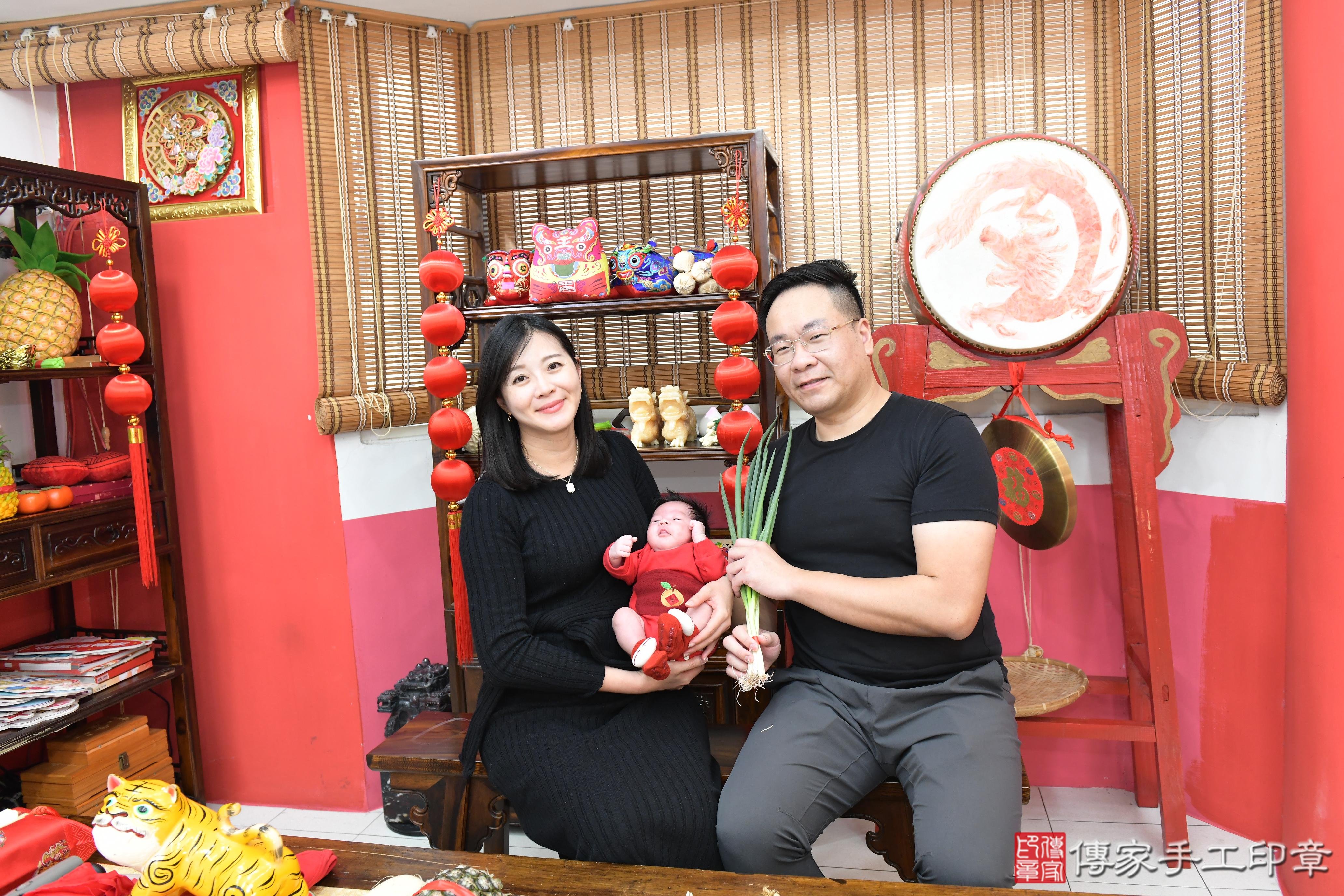 傳家手工印章高雄店、抓周、度脺、美式風會場、傳家嬰兒古禮、吉祥話、抓周道具物品24種、拍照。抓周證書。寶寶抓周、滿周歲、生日快樂、祝福